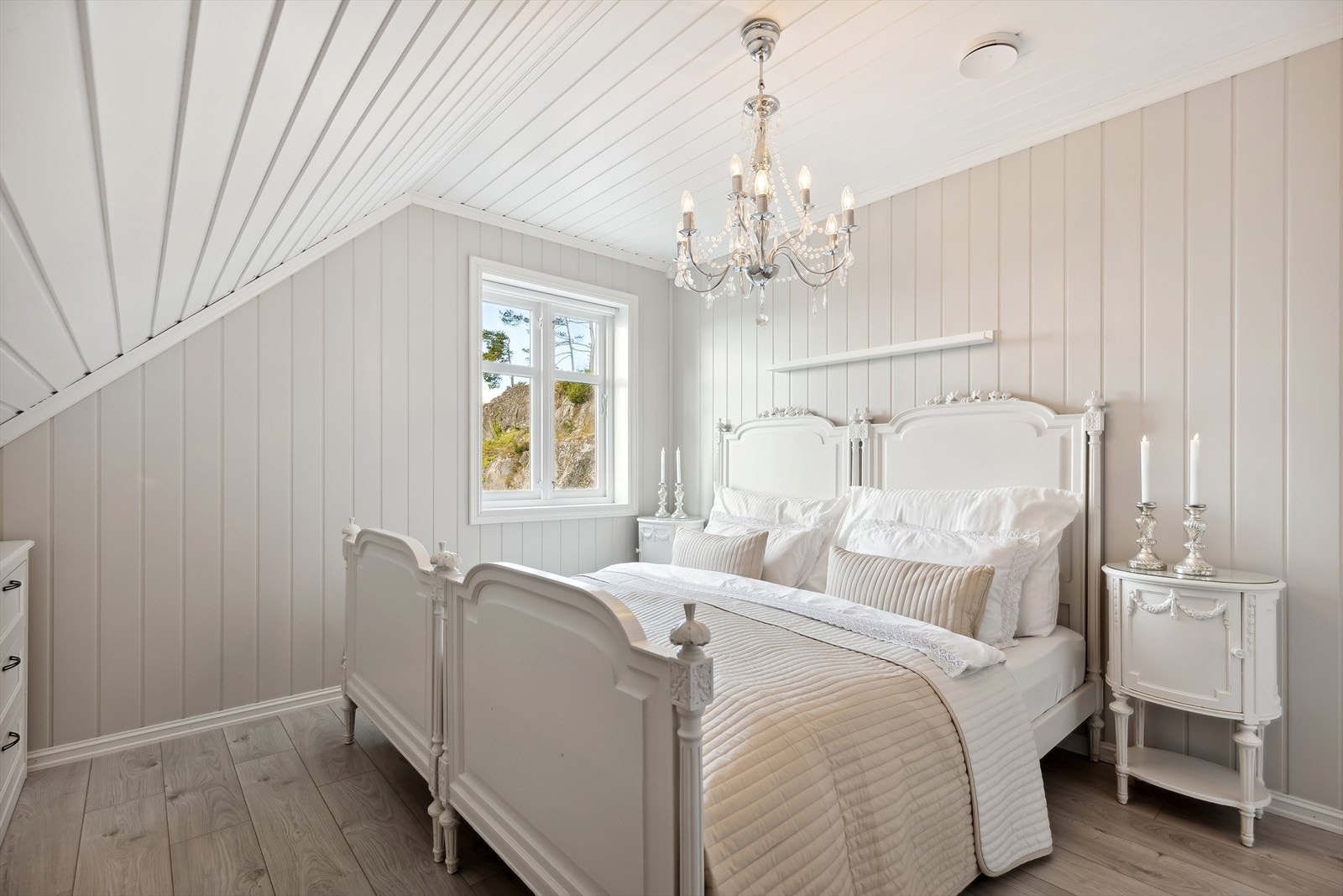 Hovedsoverom med plass til dobbeltseng og nattbord. Galleribilde