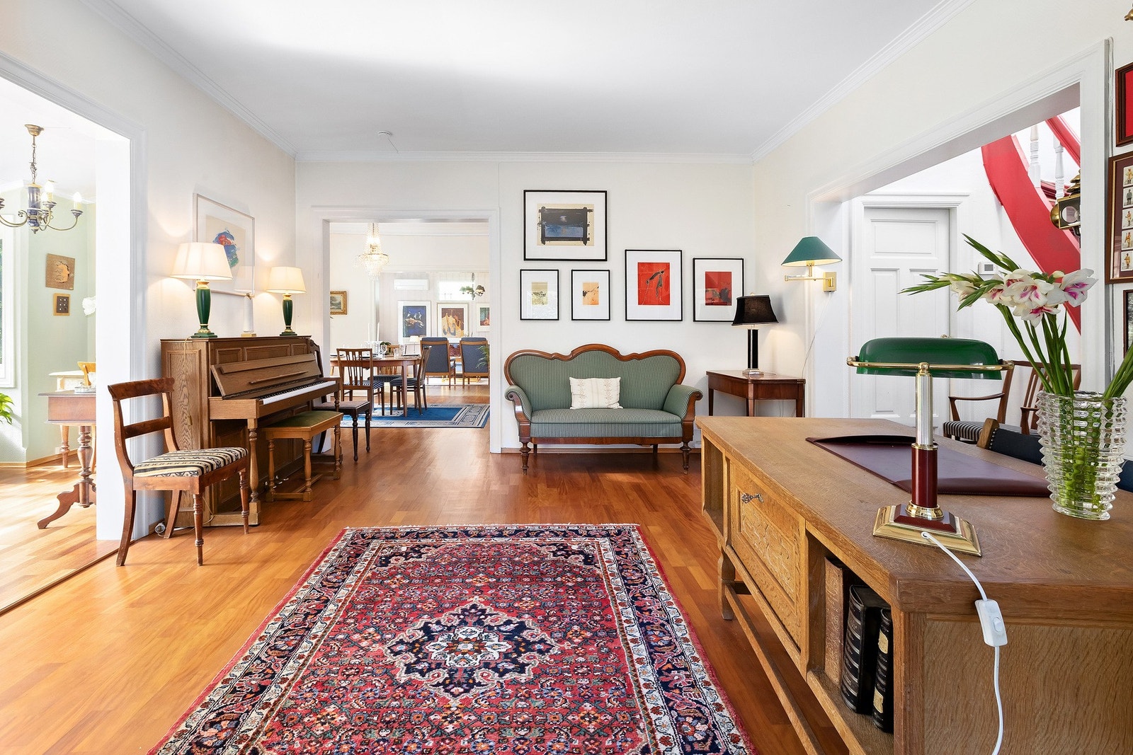 Videre inn i stuen/hall hvor vi finner 3 stuer på rad innover samt en vinterhage på venstre hånd i bildet. Galleribilde