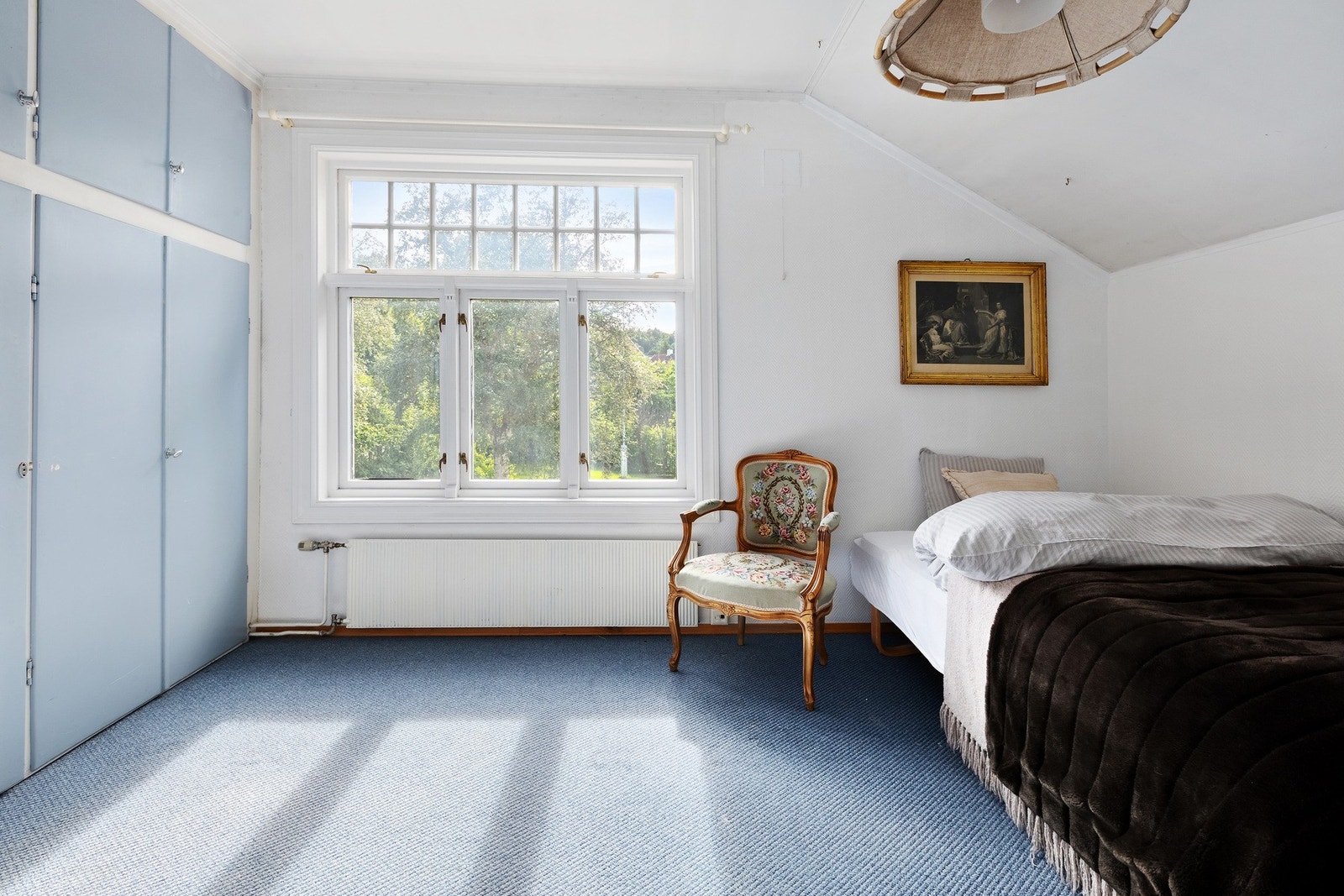 Soverom på 15 kvm vendt mot sørsiden av huset. Her har du nydelig utsikt mot hagen på sørsiden av huset. Galleribilde
