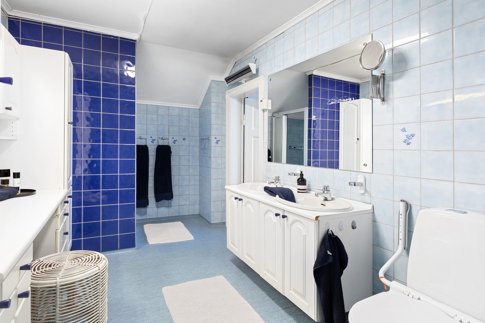 Rommet er av god størrelse, men badet trenger en oppgradering. Galleribilde
