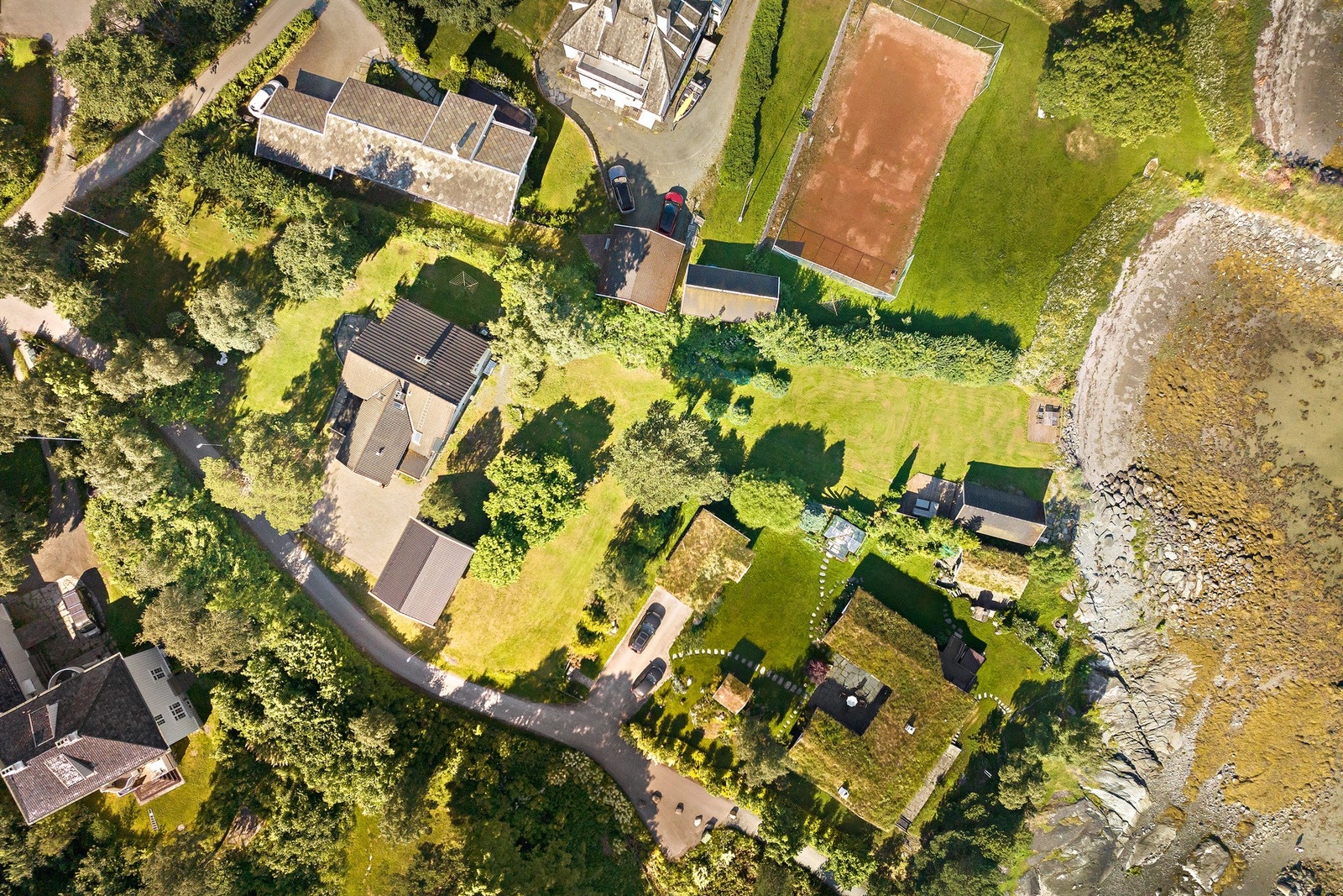 Det er mye boltre plass på begge sider av huset da tomten strekker seg helt opp mot veien og ned til sjøen. Galleribilde