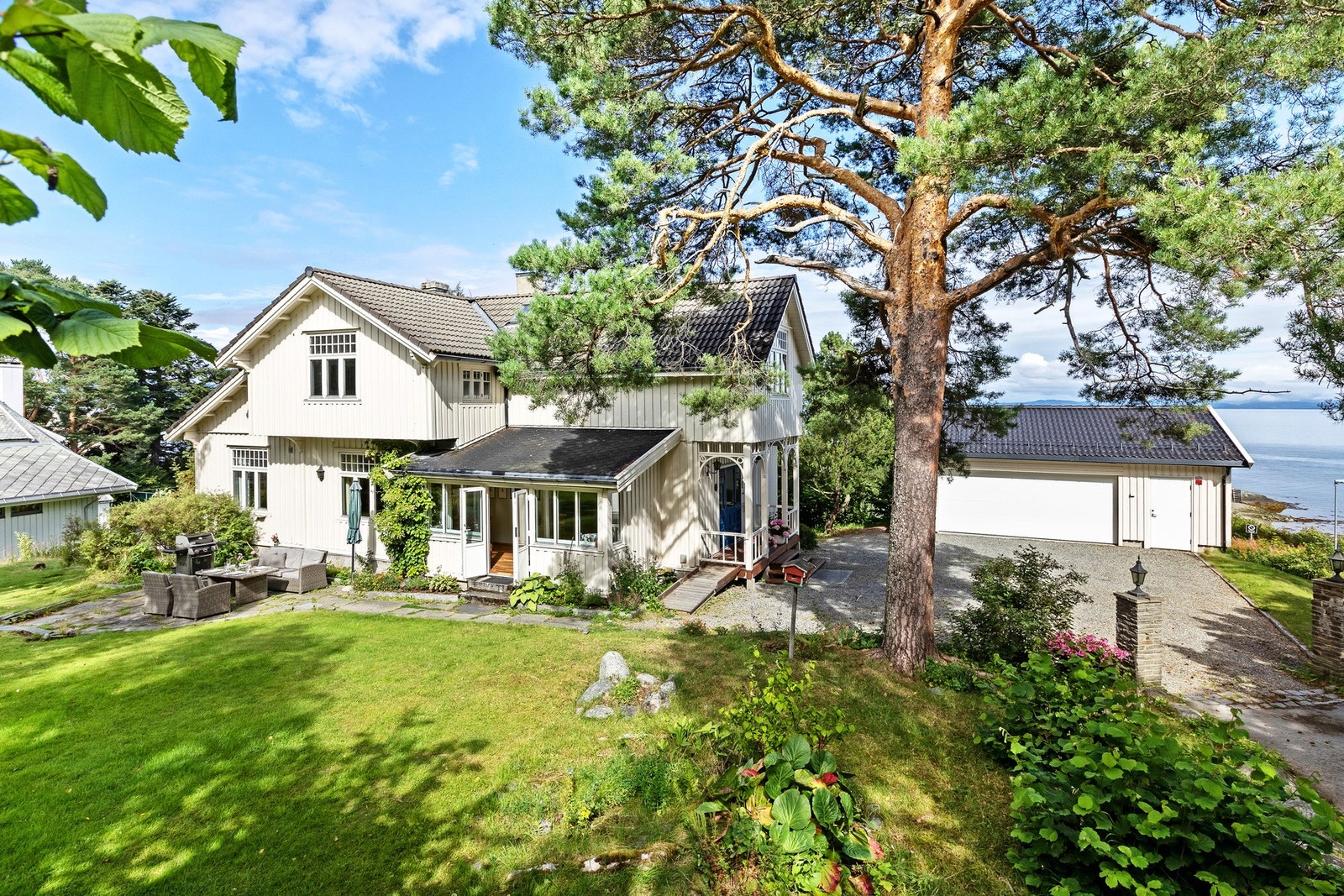 Villaeiendommen Skogholt er en nydelig enebolig fra 1915/16 med ca 3 mål tomt, dobbelgarasje og naust. Galleribilde