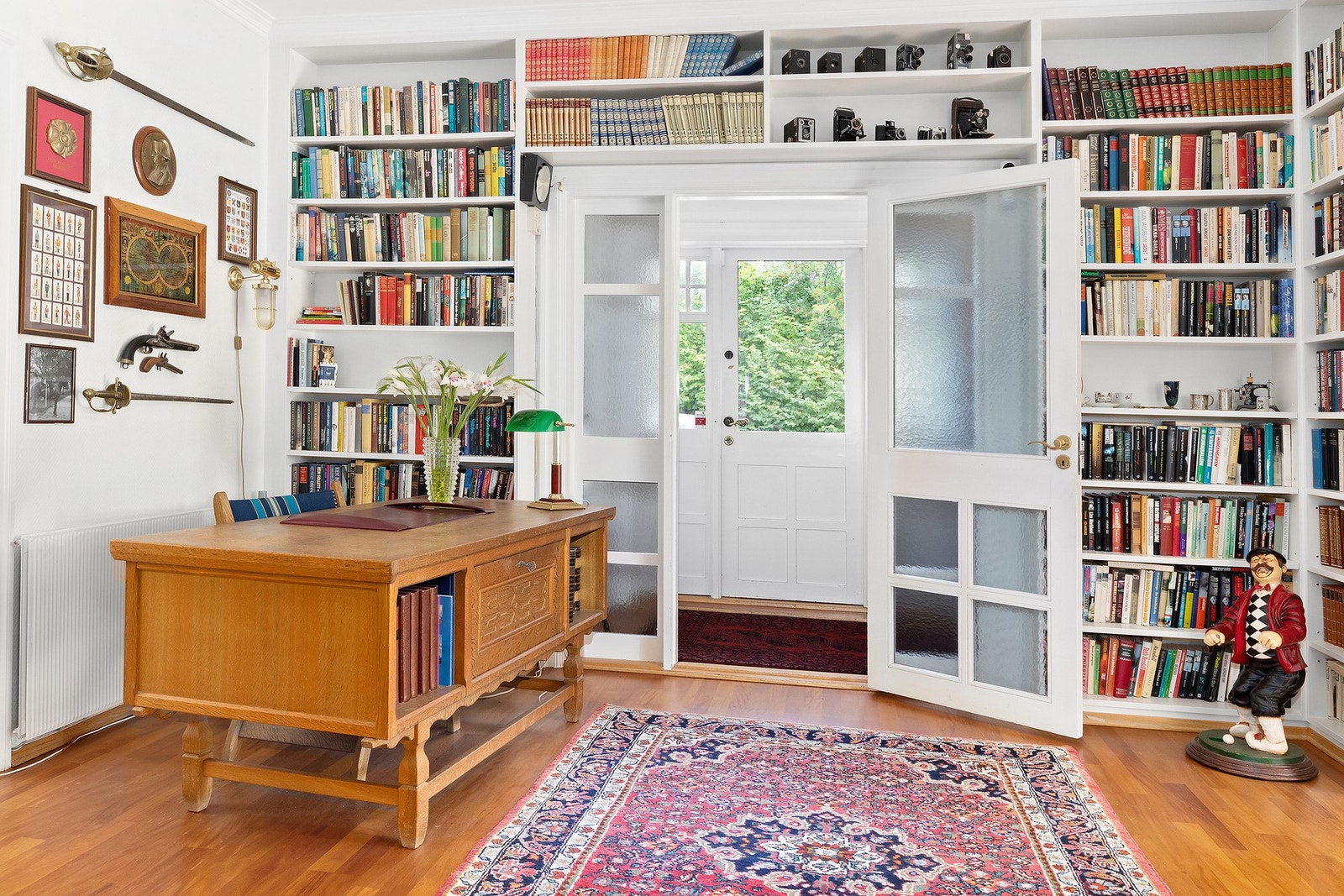 Rommet er brukt som hall/kontor fram til nå. Her kan nye eiere finne sine egne løsninger med tiden. Galleribilde