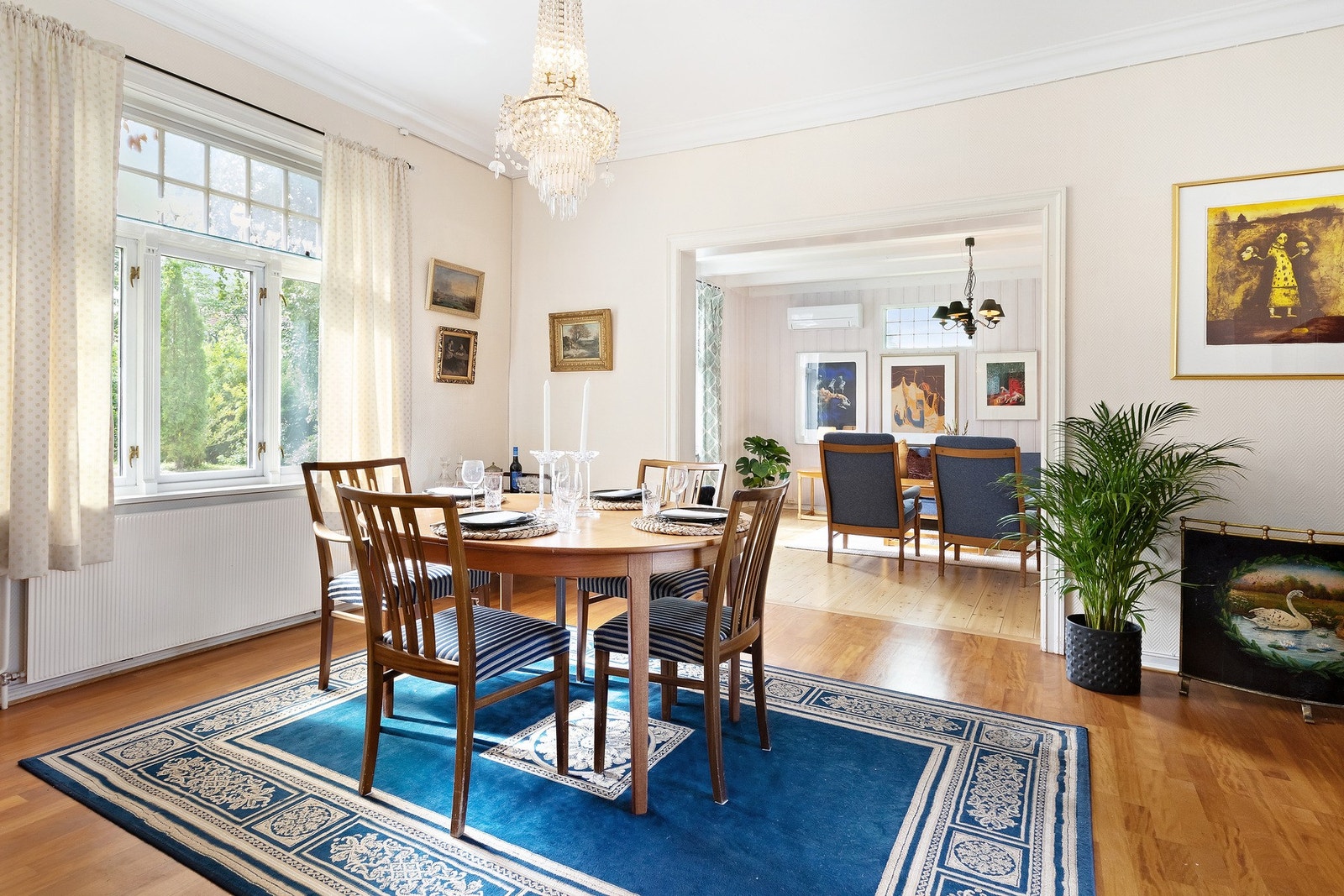 Videre har vi en delikat spisestue med plass til hele storfamilien. Her bør det også nevnes at takhøyden en fantastisk både i 1. og 2.etasje. Galleribilde