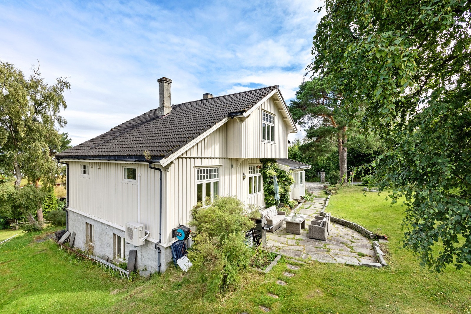 Eiendommen ligger i en av Trondheims mest attraktive gater hvor du har tomt som strekker seg helt ned til vannkanten. Galleribilde
