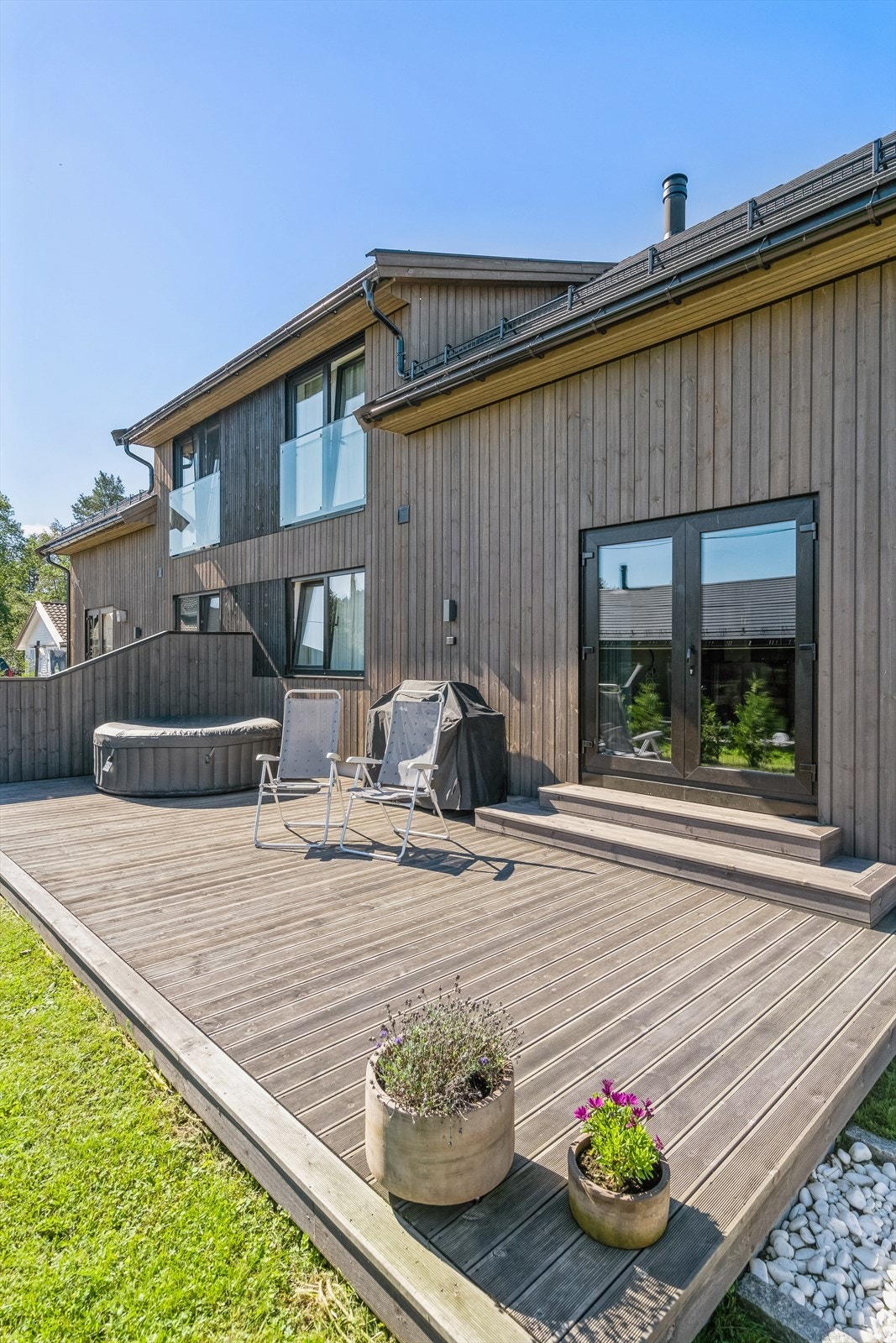 Knallfin terrasse fra stue og kjøkken. Galleribilde