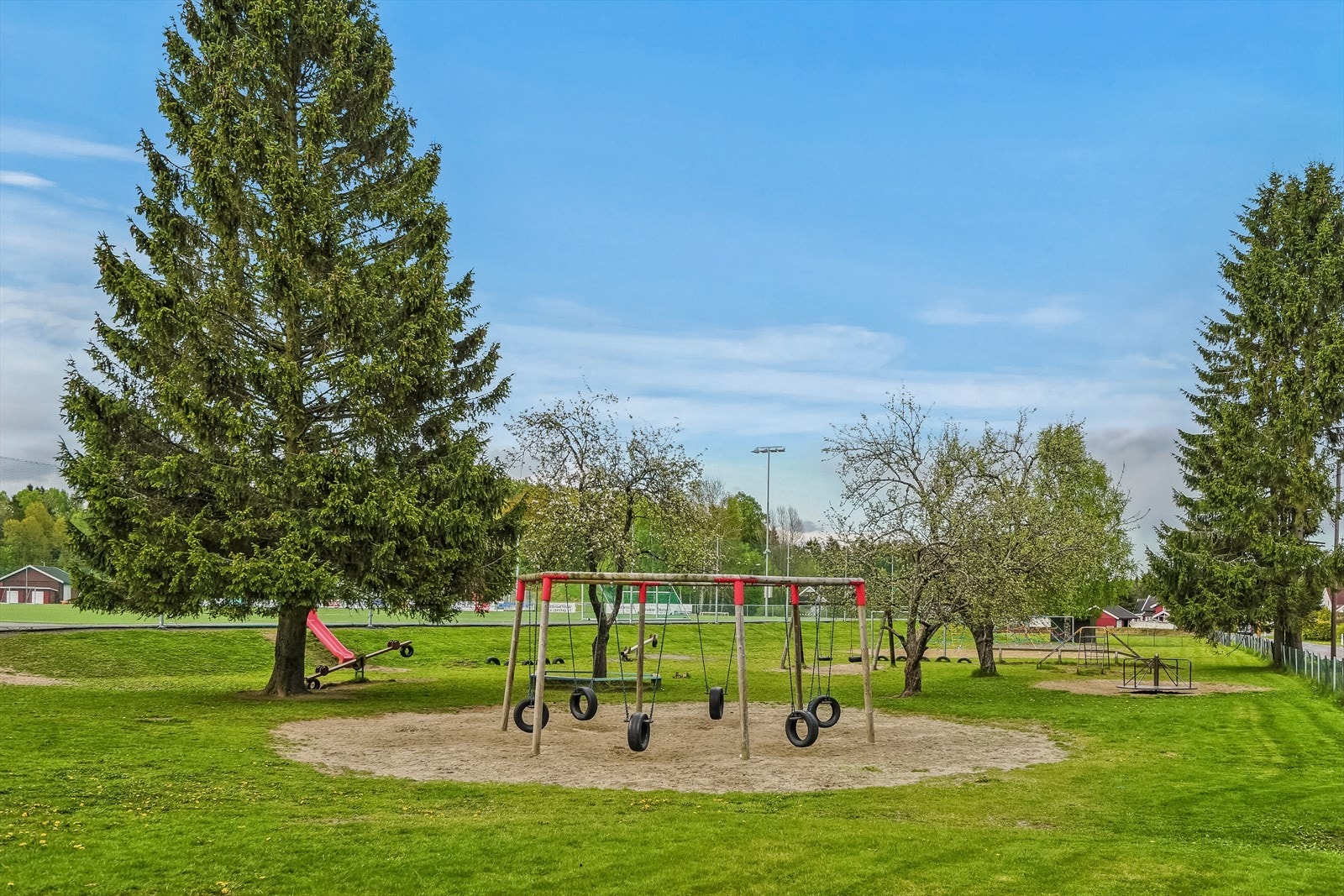 Fra boligen er det gangavstand til både skole, barnehage, idrettsanlegg og dagligvarebutikk. Galleribilde