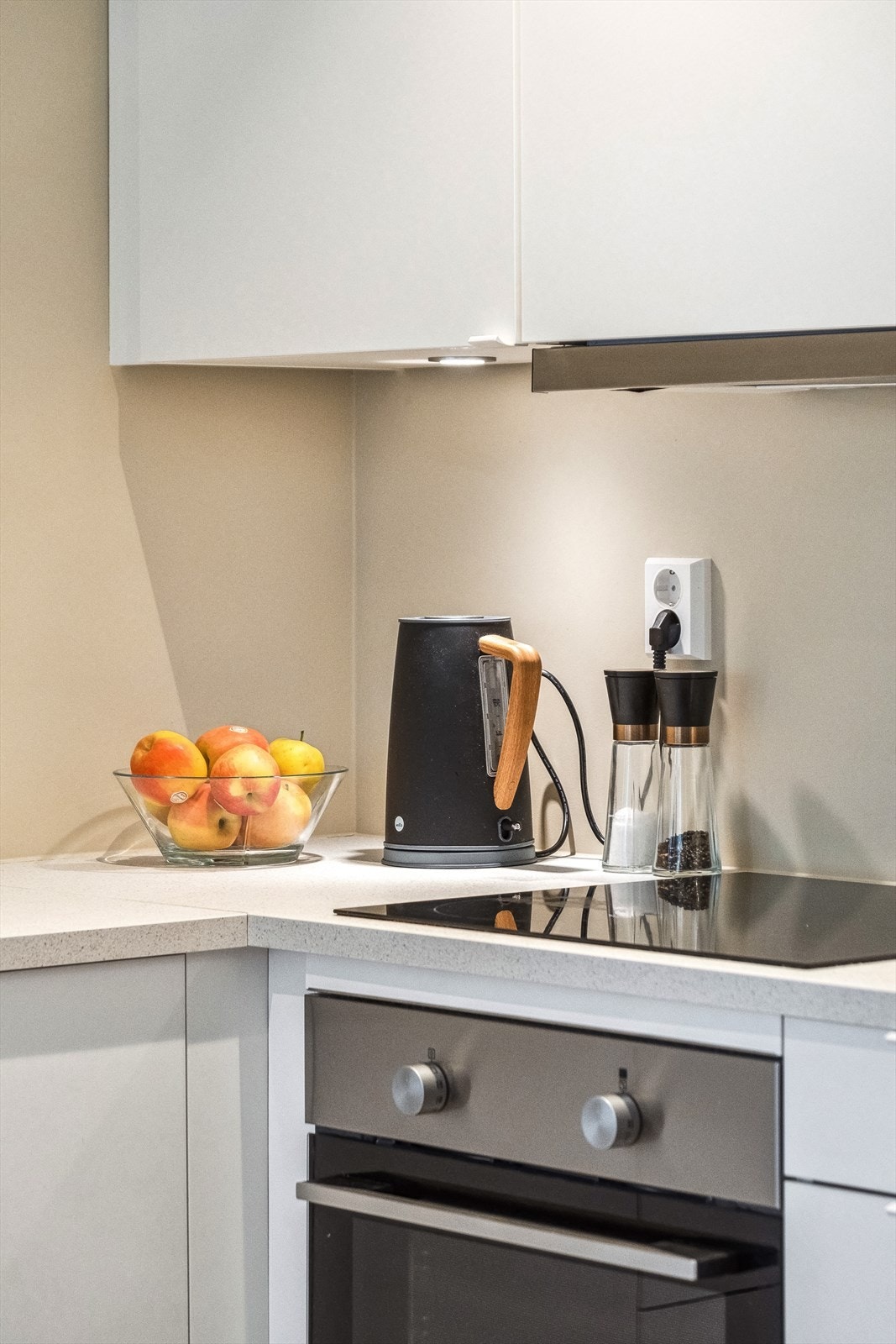 Det er montert vannstopper og komfyrvakt, samt ventilator med utblåsning til friluft. Galleribilde