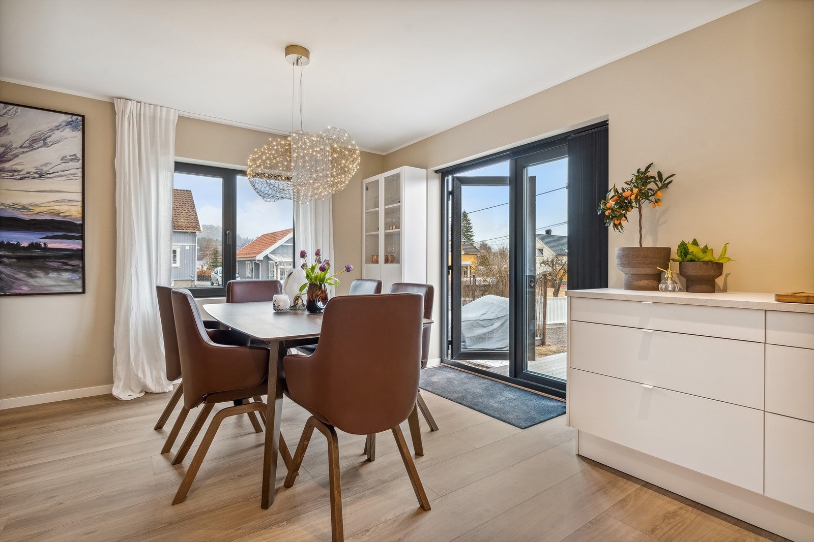 Kveldeveien 217A er en moderne og tiltalende tomannsbolig med en god planløsning og delikate farge- og materialvalg. Galleribilde