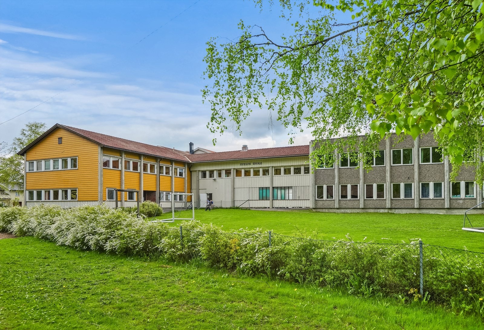Kvelde skole ligger fem minutters gange fra boligen, det samme gjør Tun Barnehage. Galleribilde