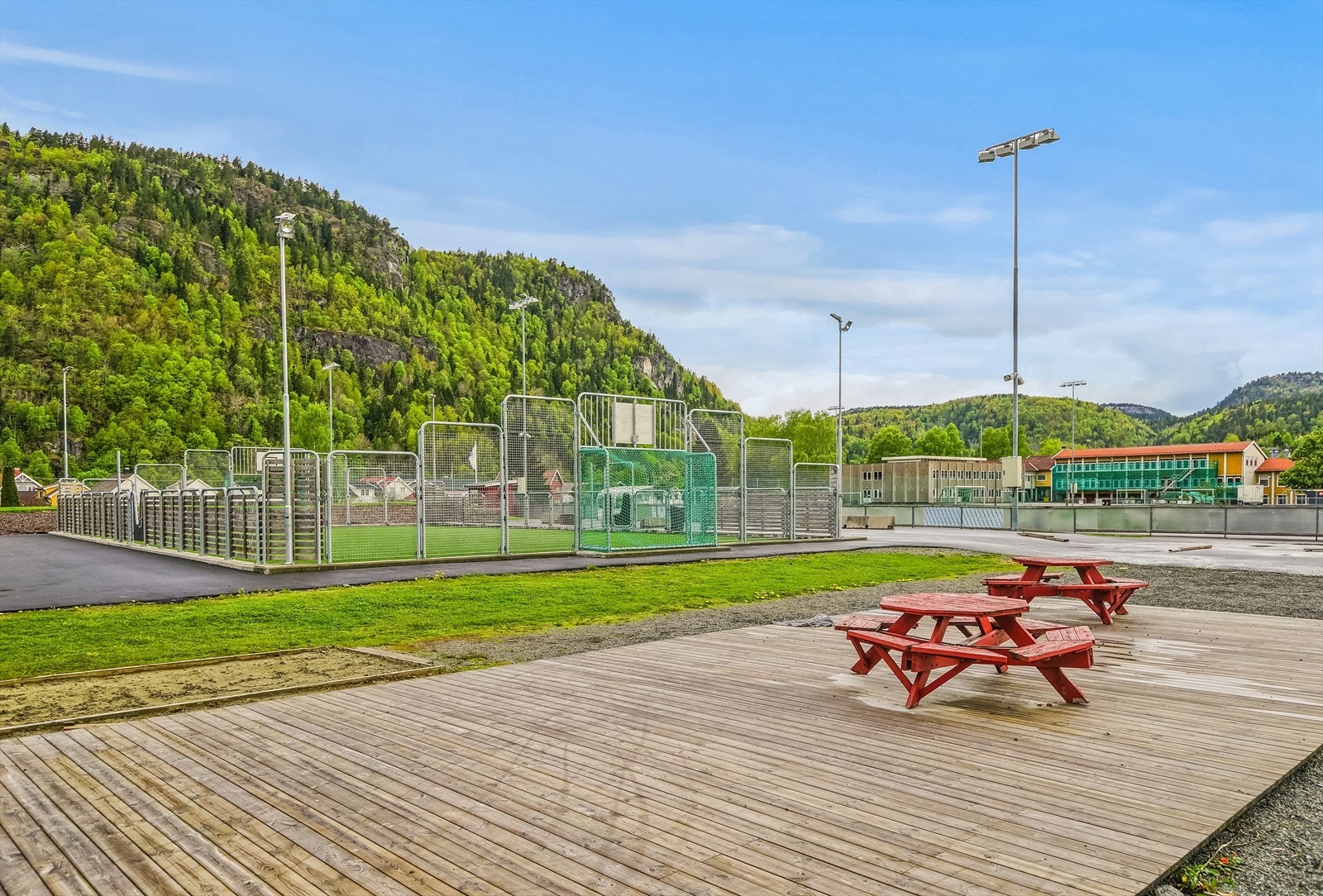 Kvelde idrettspark er i kort gangavstand fra boligen, hvor en har flerbrukshall, ballbinge, lysløype og svømmehall. Galleribilde