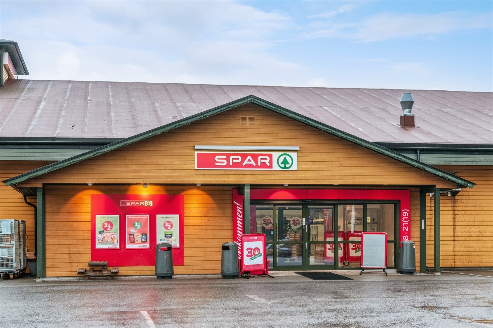 Spar Kvelde, som er nærmeste dagligvarebutikk, er ca 10 minutters gange fra boligen. Galleribilde