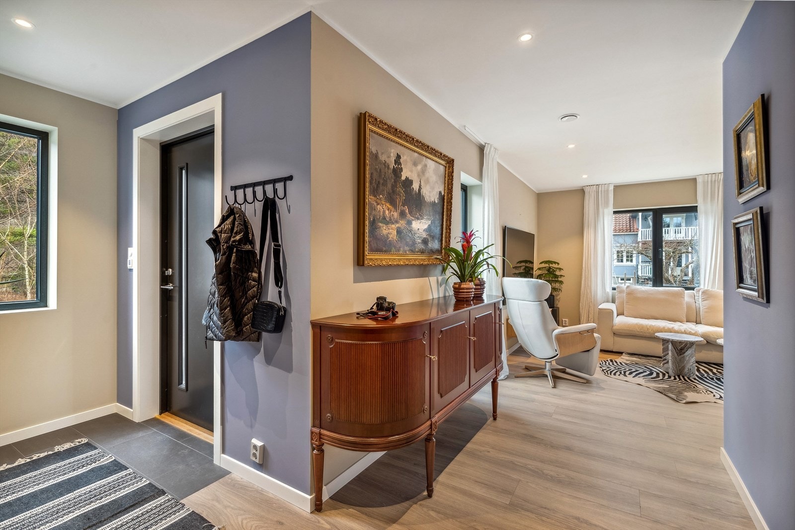 Velkommen inn - boligens inngangsparti. Galleribilde