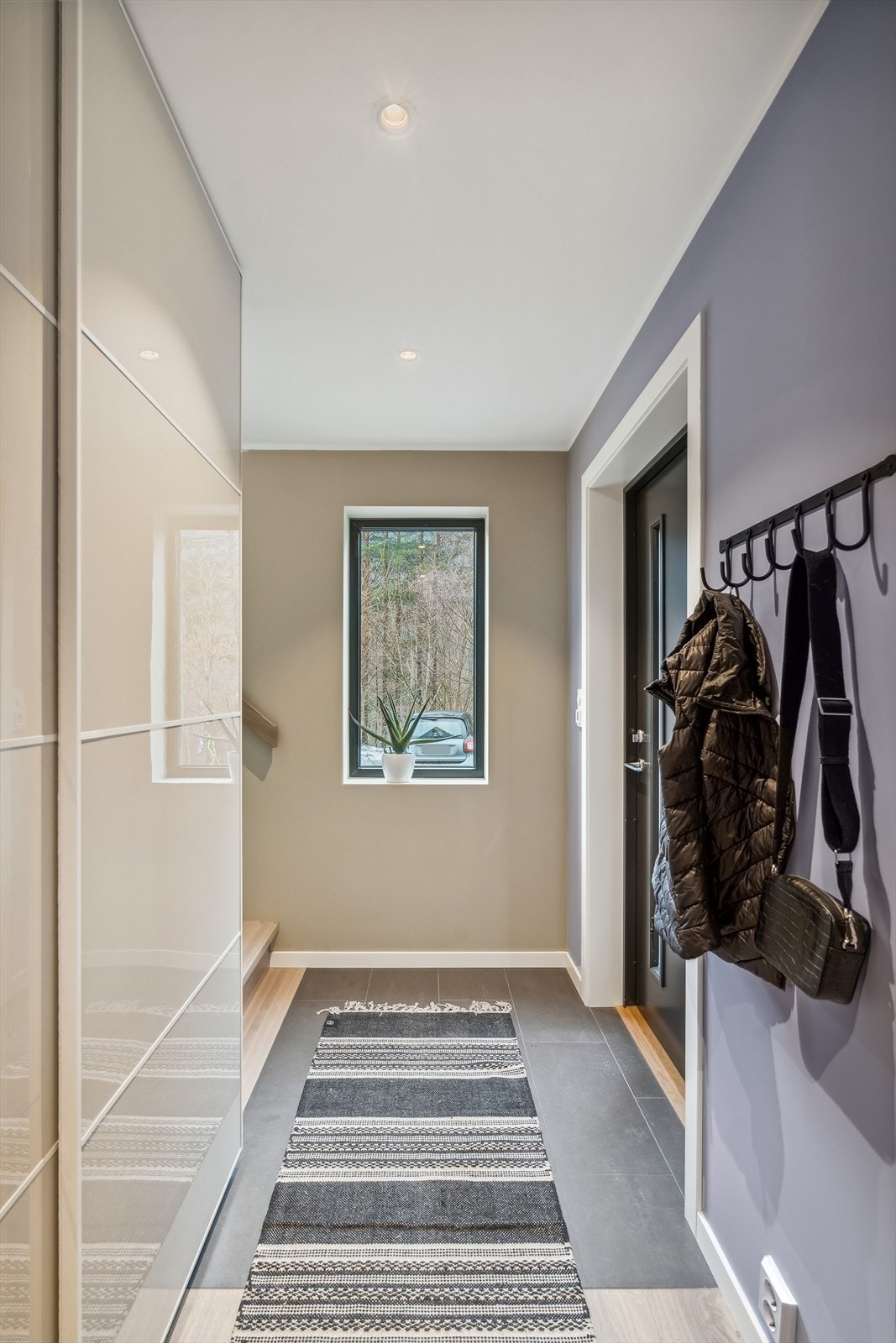 Romslig skyvedørsgarderobe ved inngangspartiet. Galleribilde