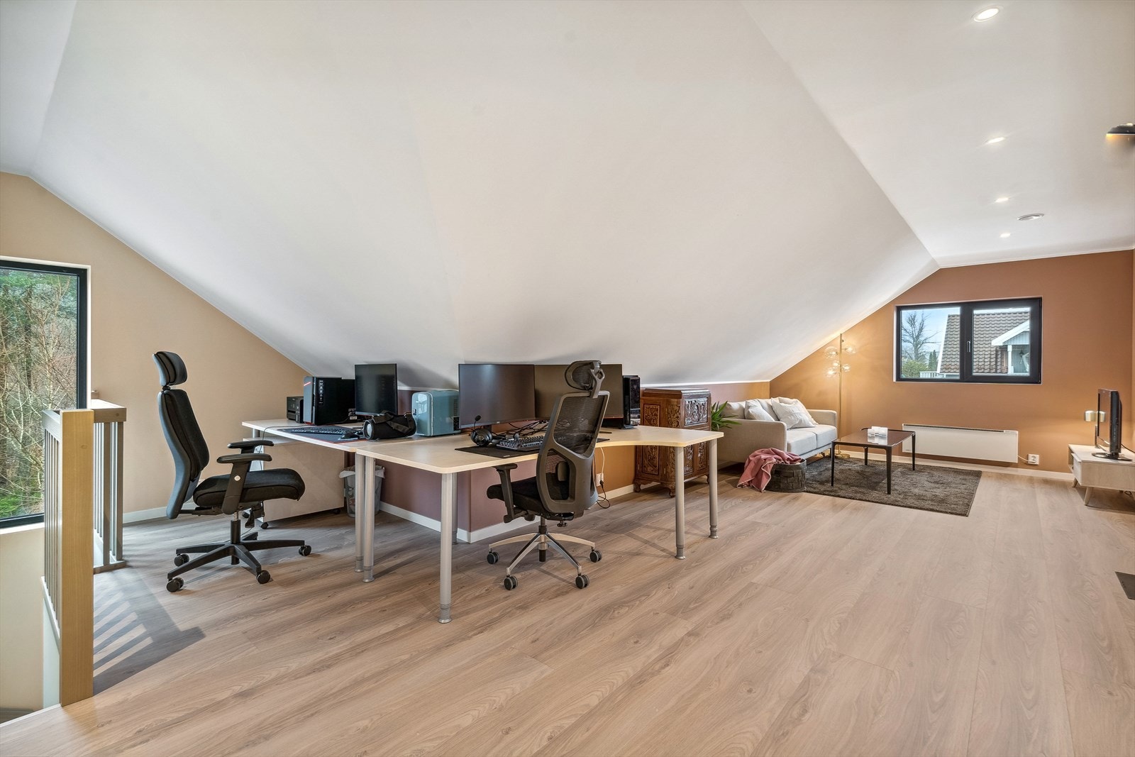 Stuen i andre etasje fungerer både som tv-stue og kontor. Galleribilde