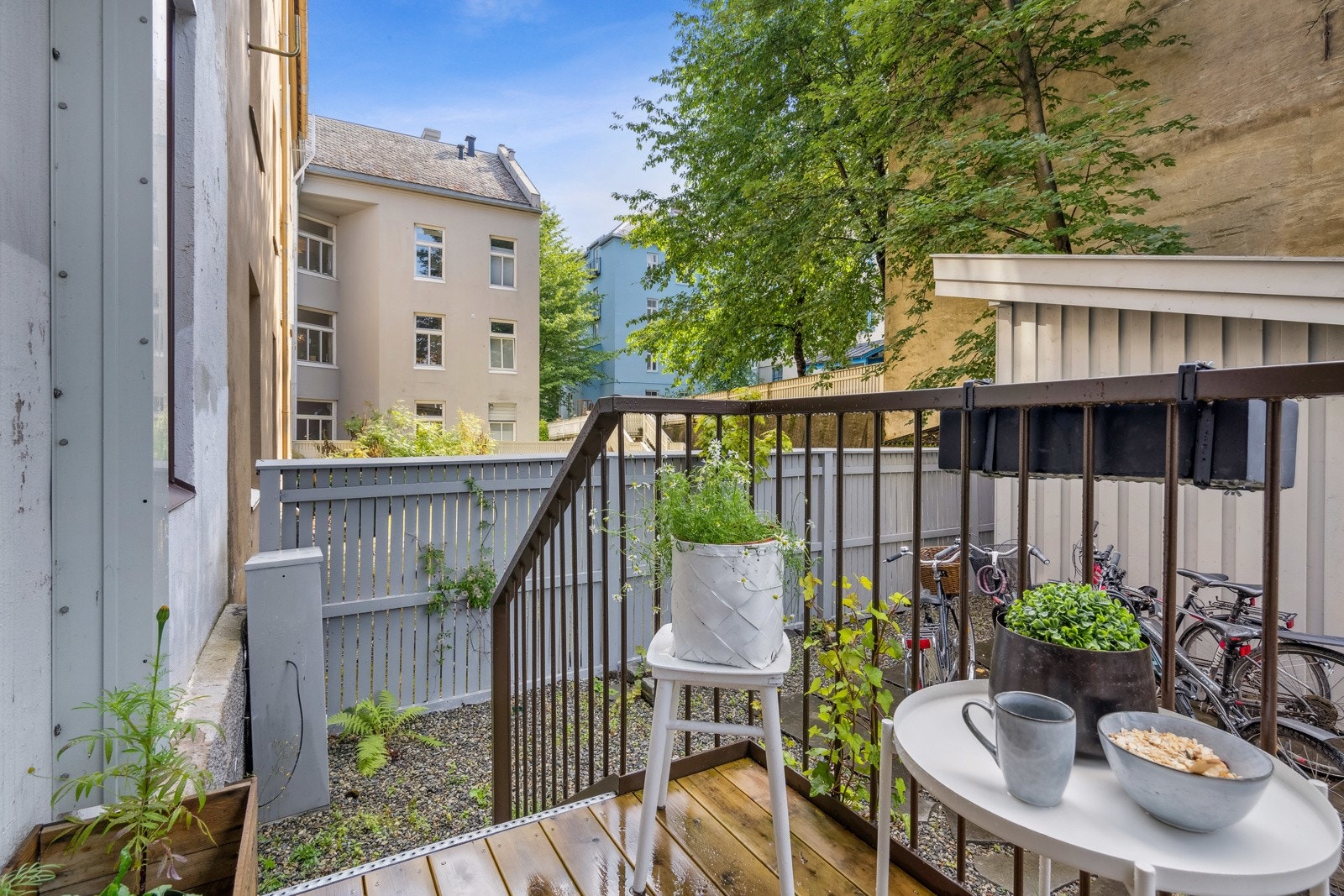 Fra balkongen er det enkel adkomst til en pent opparbeidet bakgård samt utebod. Galleribilde