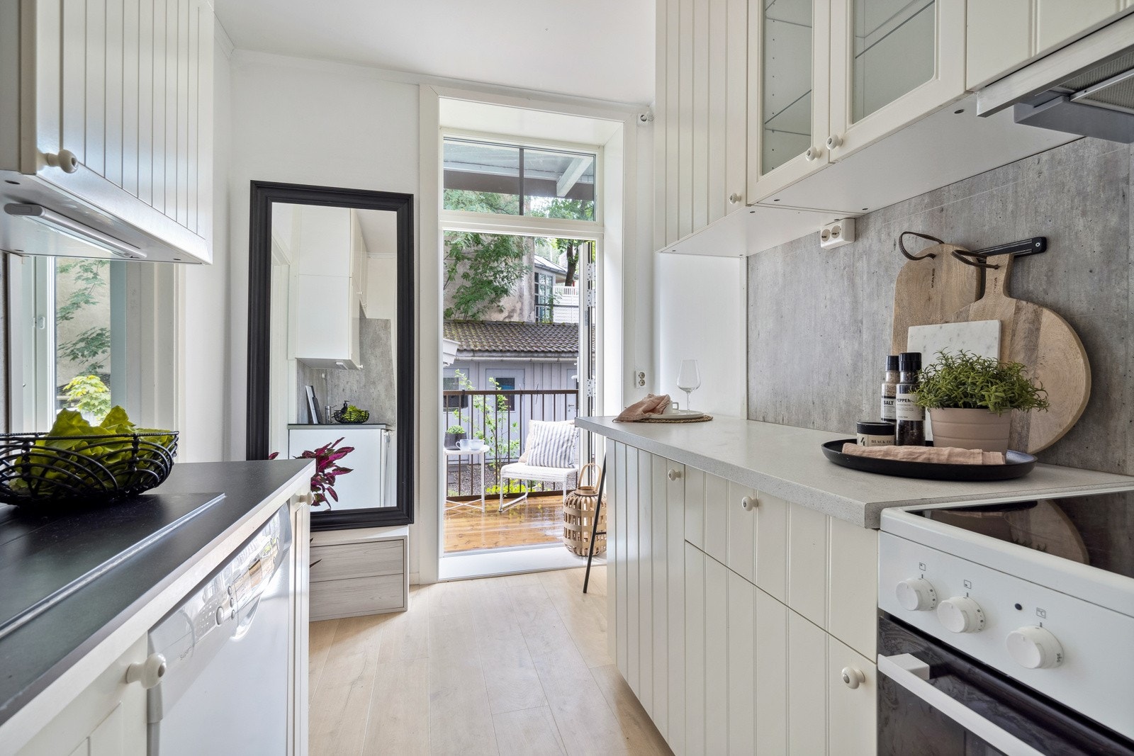 Separat og tidløst kjøkken med innredning fra 2013. Galleribilde