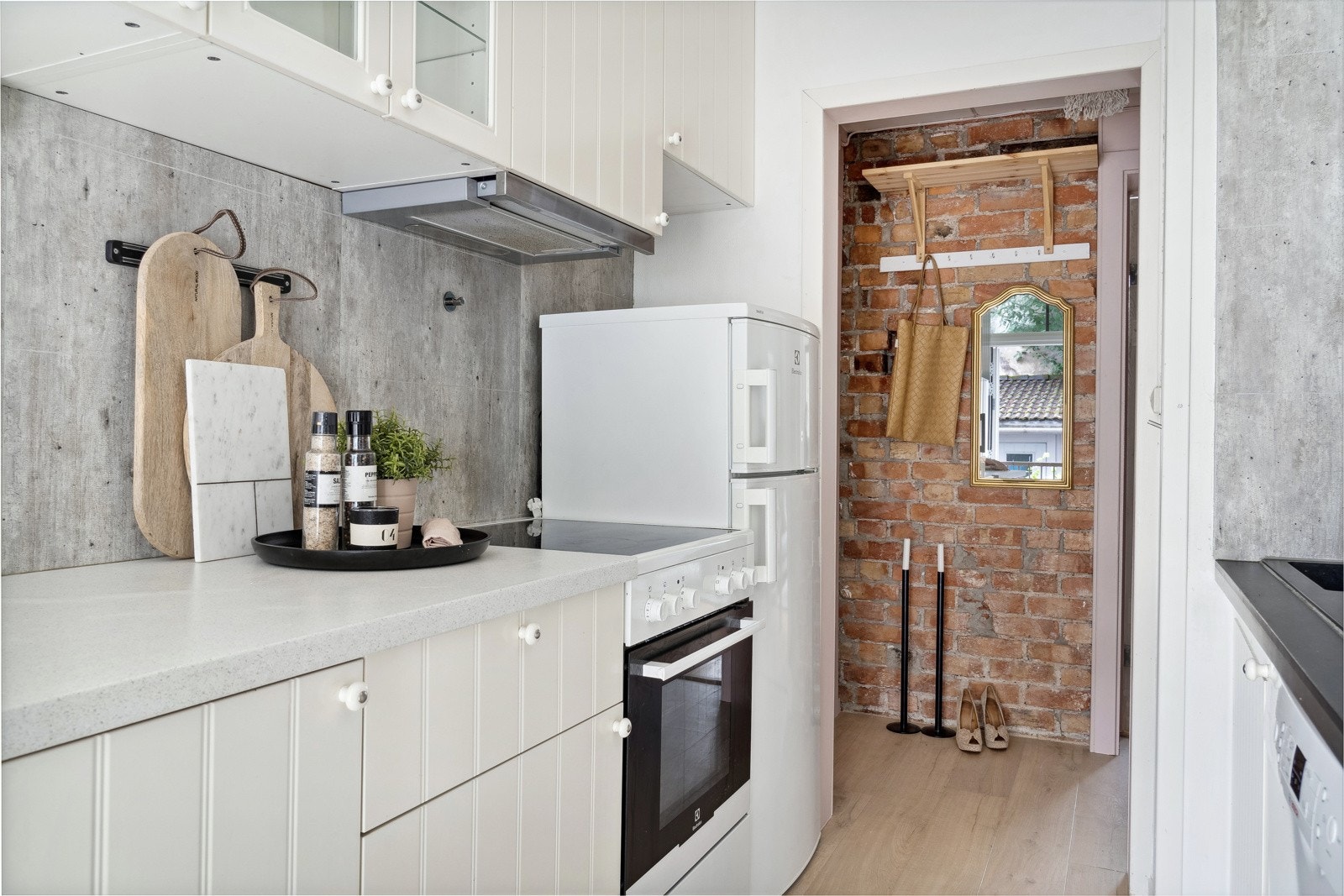 Her er det bra med skapplass i over- og underskap. Galleribilde