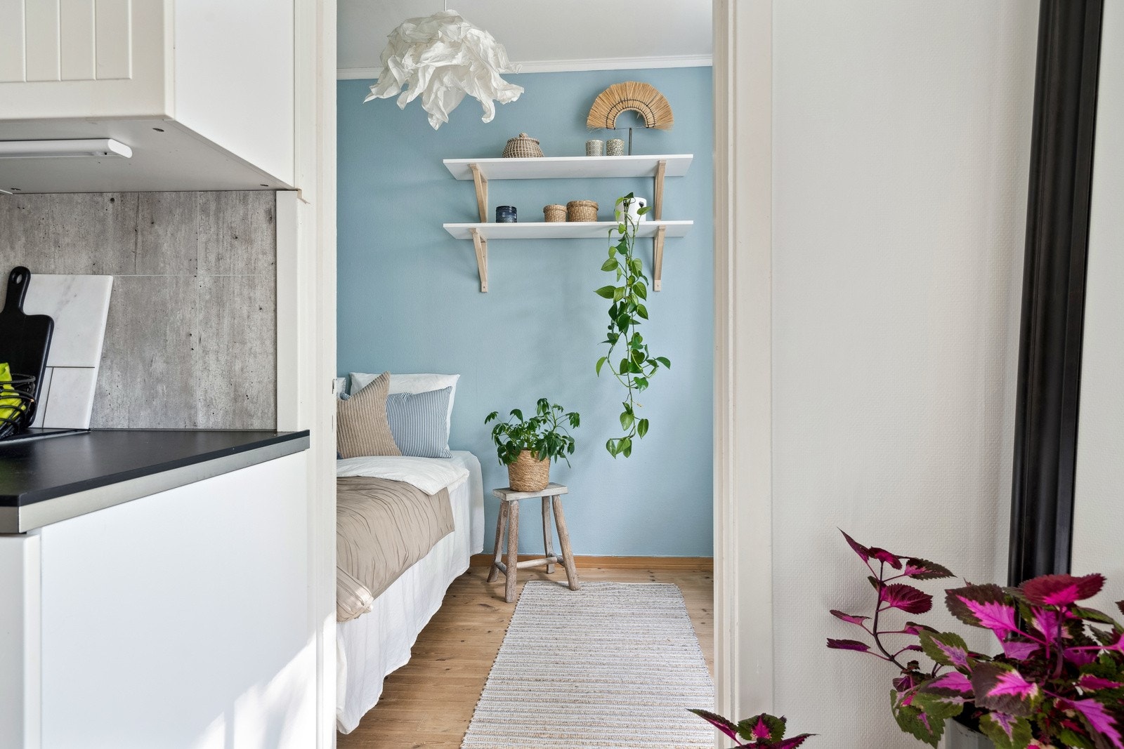 Fra kjøkkenet videre mot soverommet. Galleribilde