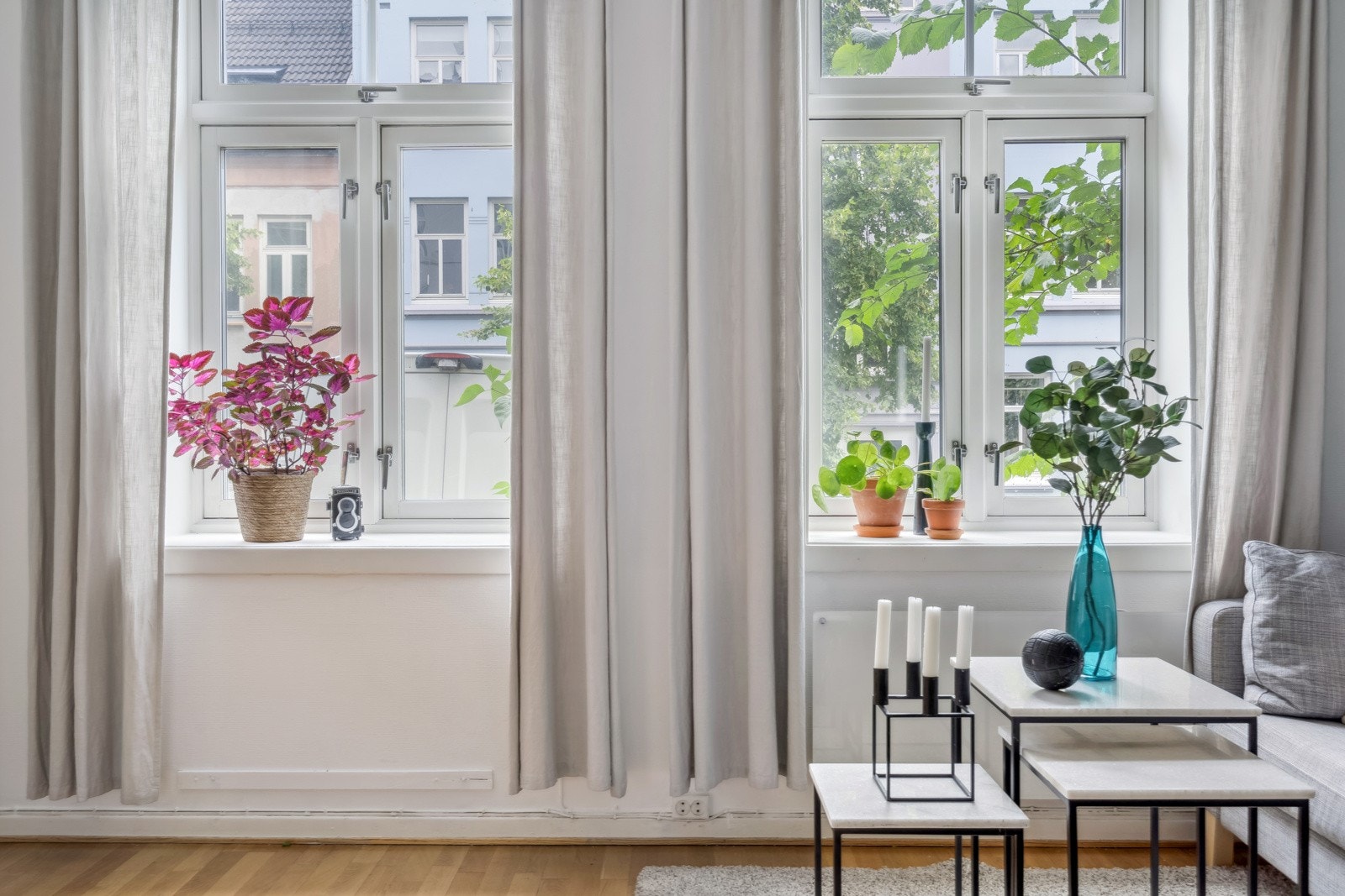 Stuen har 2 store vinduer, som slipper inn maksimalt med sollys. Galleribilde