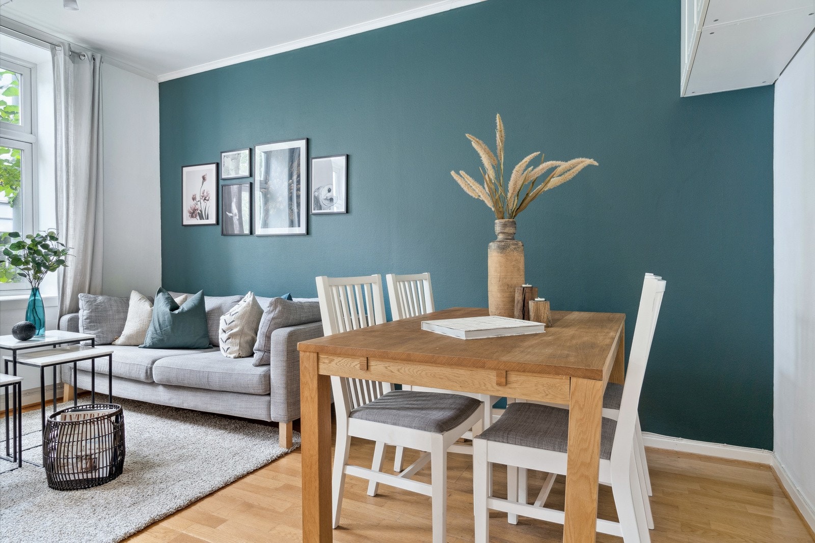 Stuen på 18 m2 gir god mulighet for spisegruppe. Galleribilde