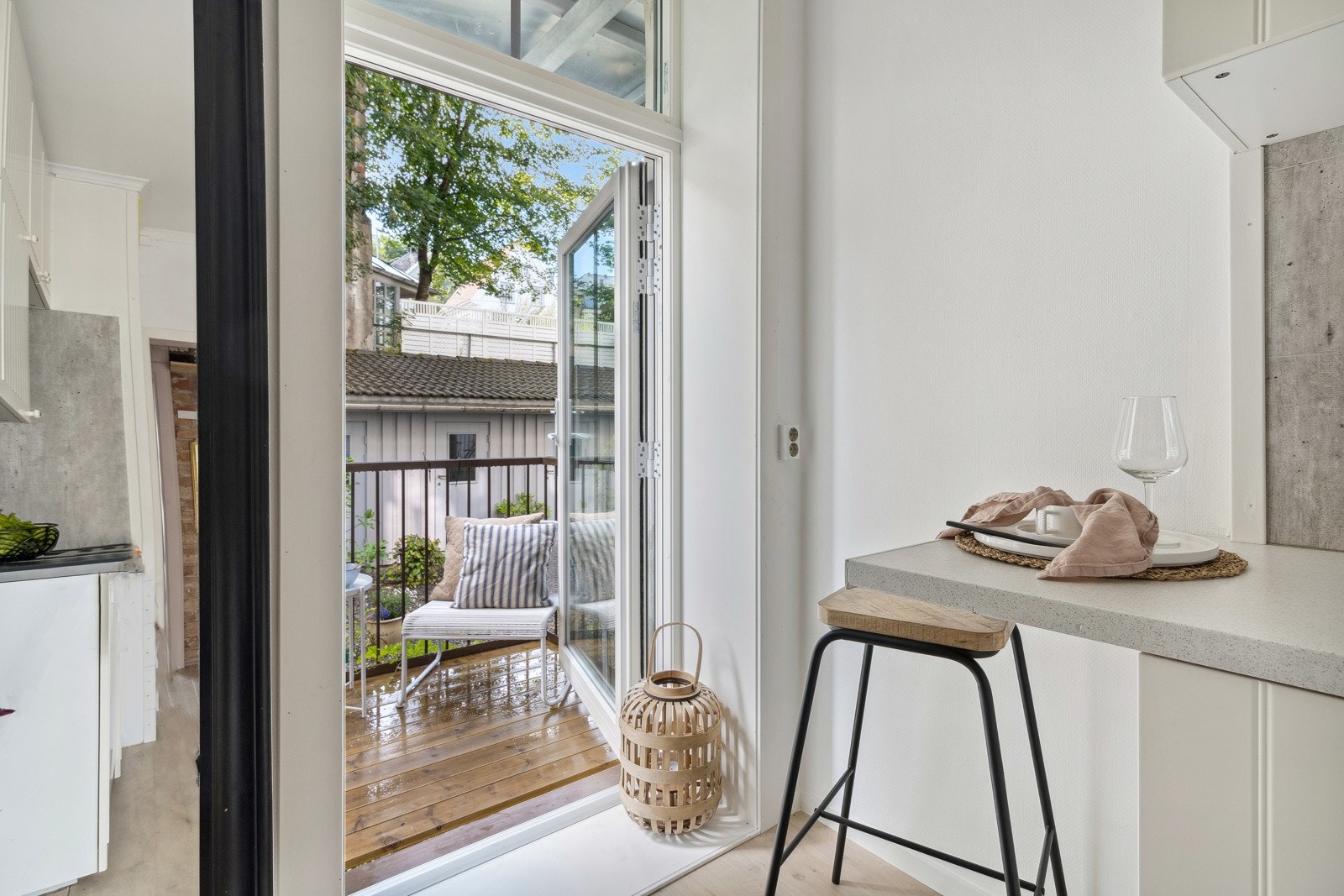 Enkel tilgang til balkongen med adkomst fra kjøkken. Galleribilde