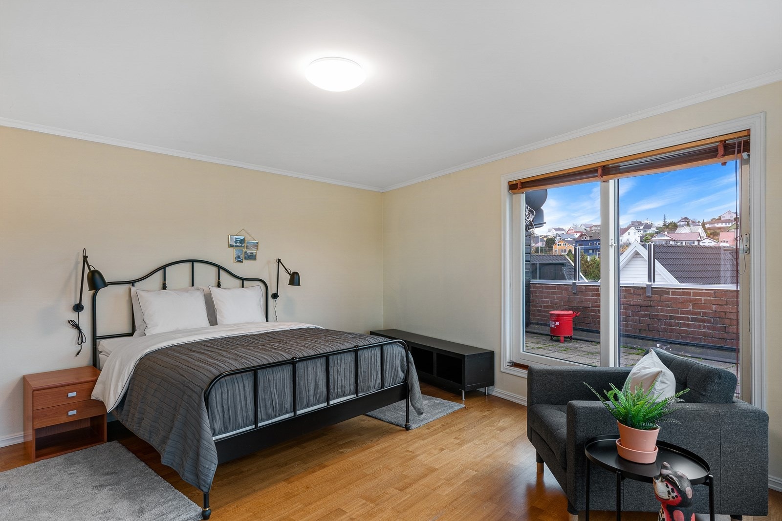 Hovedsoverom med utgang til terrasse - Master bedroom with exit to terrace Galleribilde