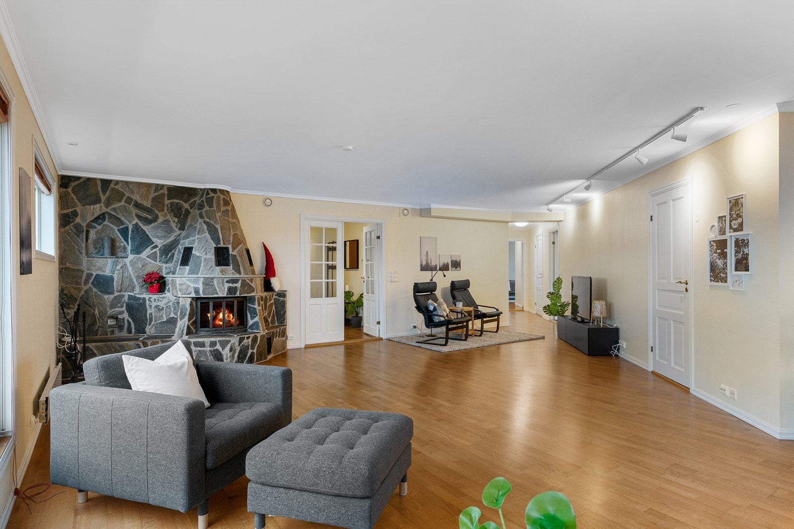 Stor stue med peis - Large living room with fireplace Galleribilde