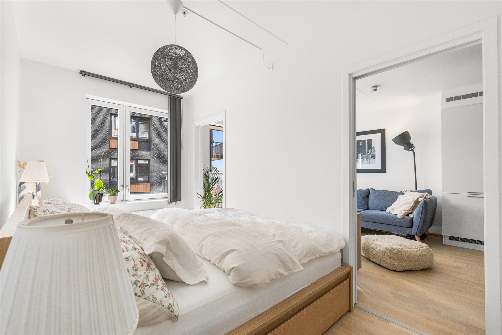 Bed skyvedørene åpne får du en stor og romslig følelse på soverommet. Galleribilde