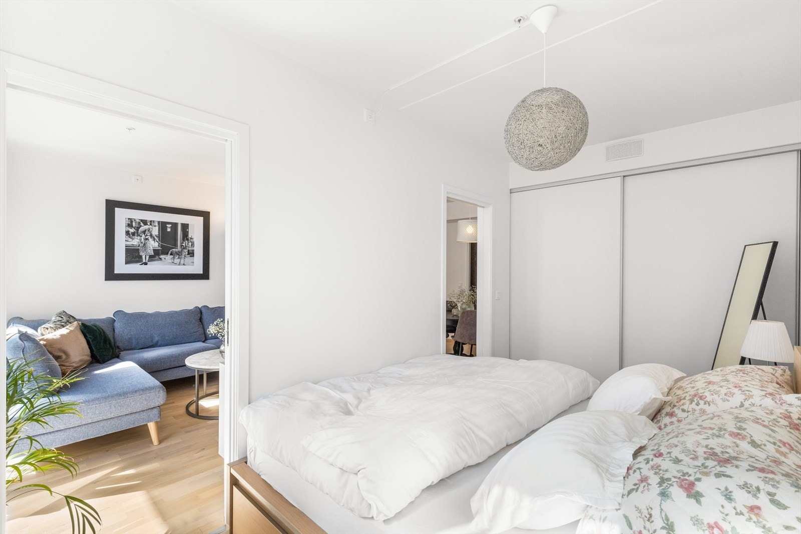 Lagringsplassen er godt ivaretatt i stor skyvedørsgarderobe. Galleribilde