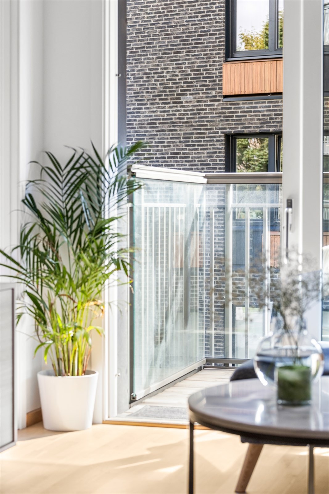 Fra stuen er det utgang til solrik, sydvendt balkong på 5 kvm. Galleribilde