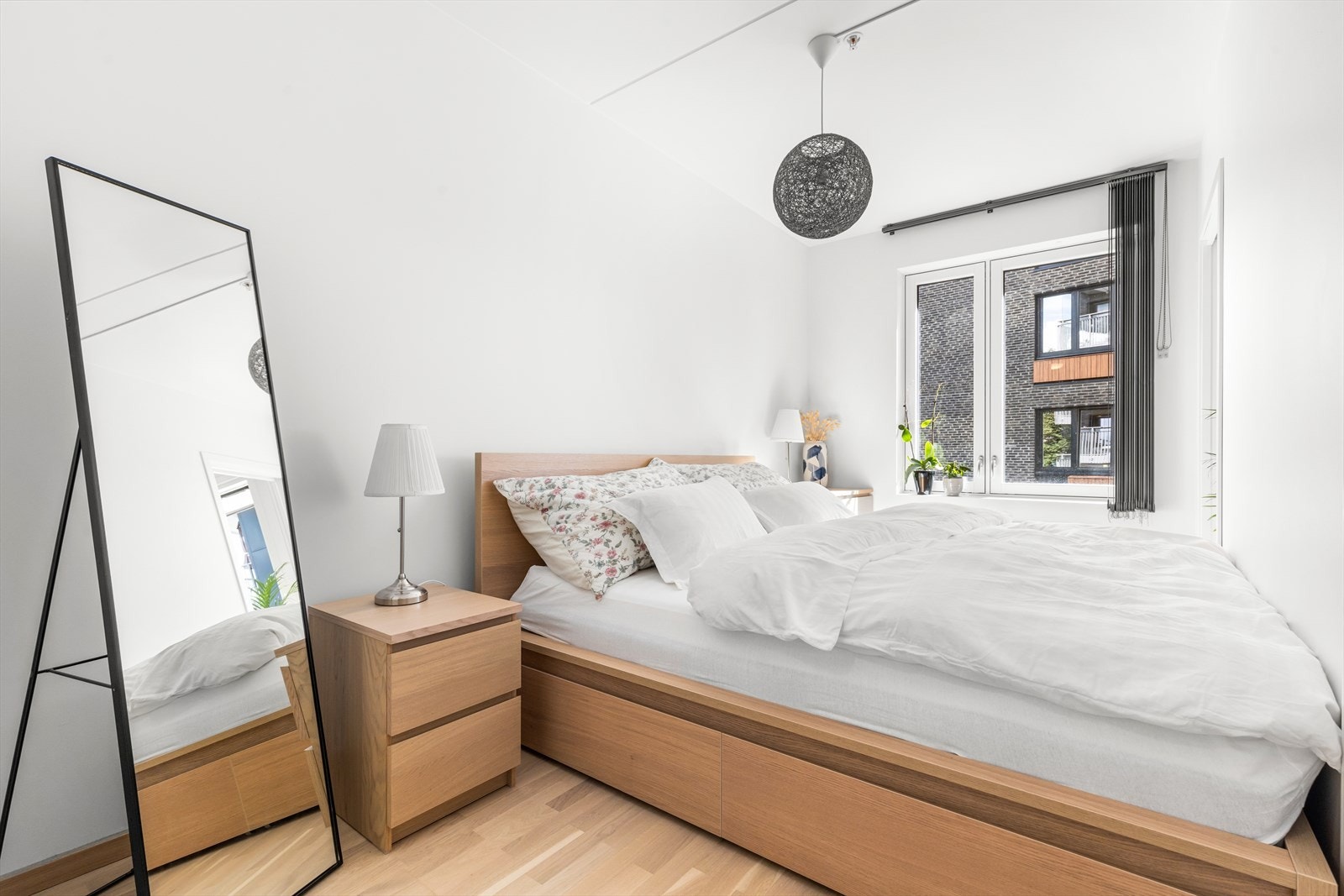 Romslig hovedsoverom med god plass til dobbeltseng, nattbord og øvrig soveromsmøblement. Galleribilde