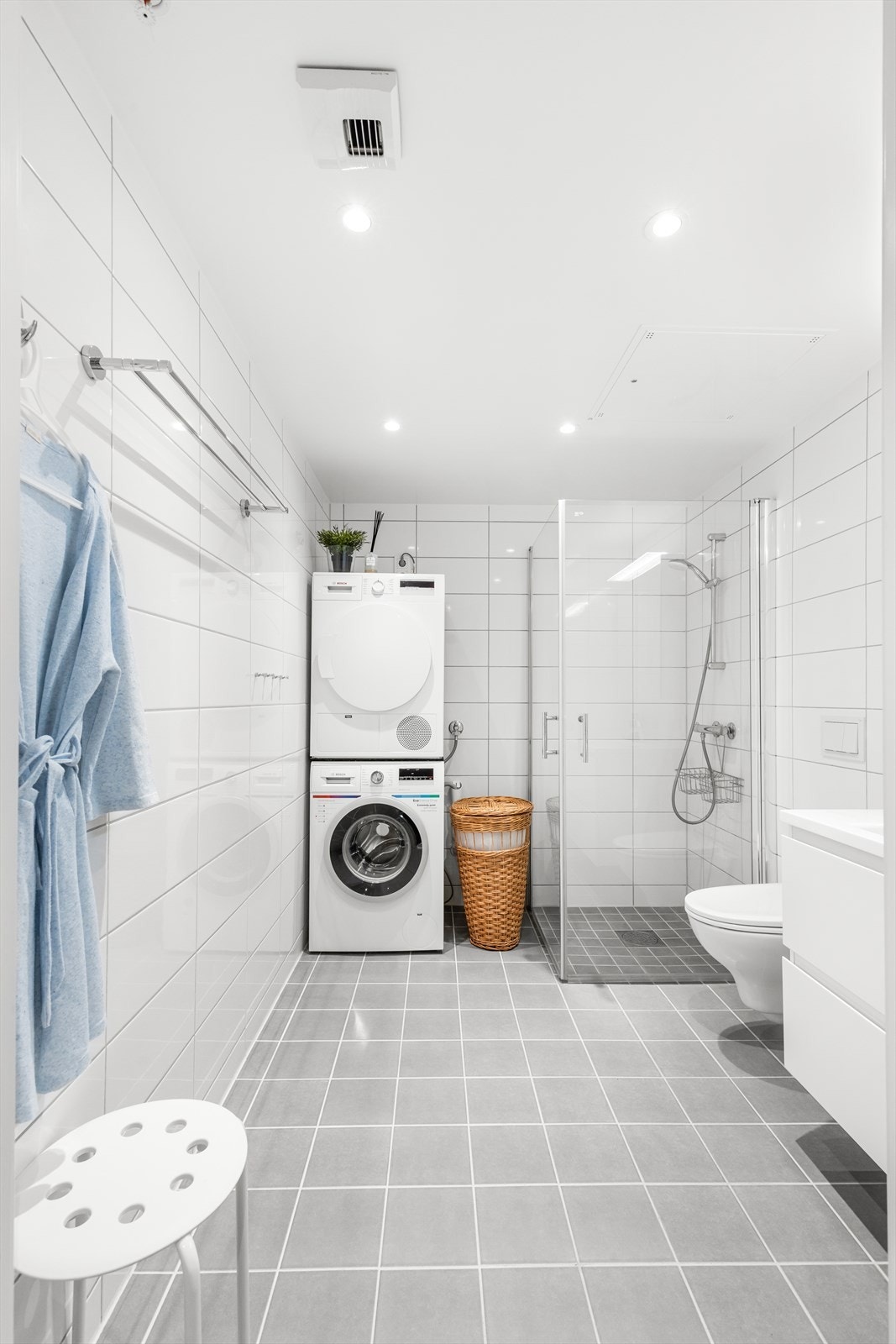 Delikat og moderne bad fra 2020. Badet består av flislagt gulv med varmekabler, flislagte vegger og malt innvendig tak. Galleribilde