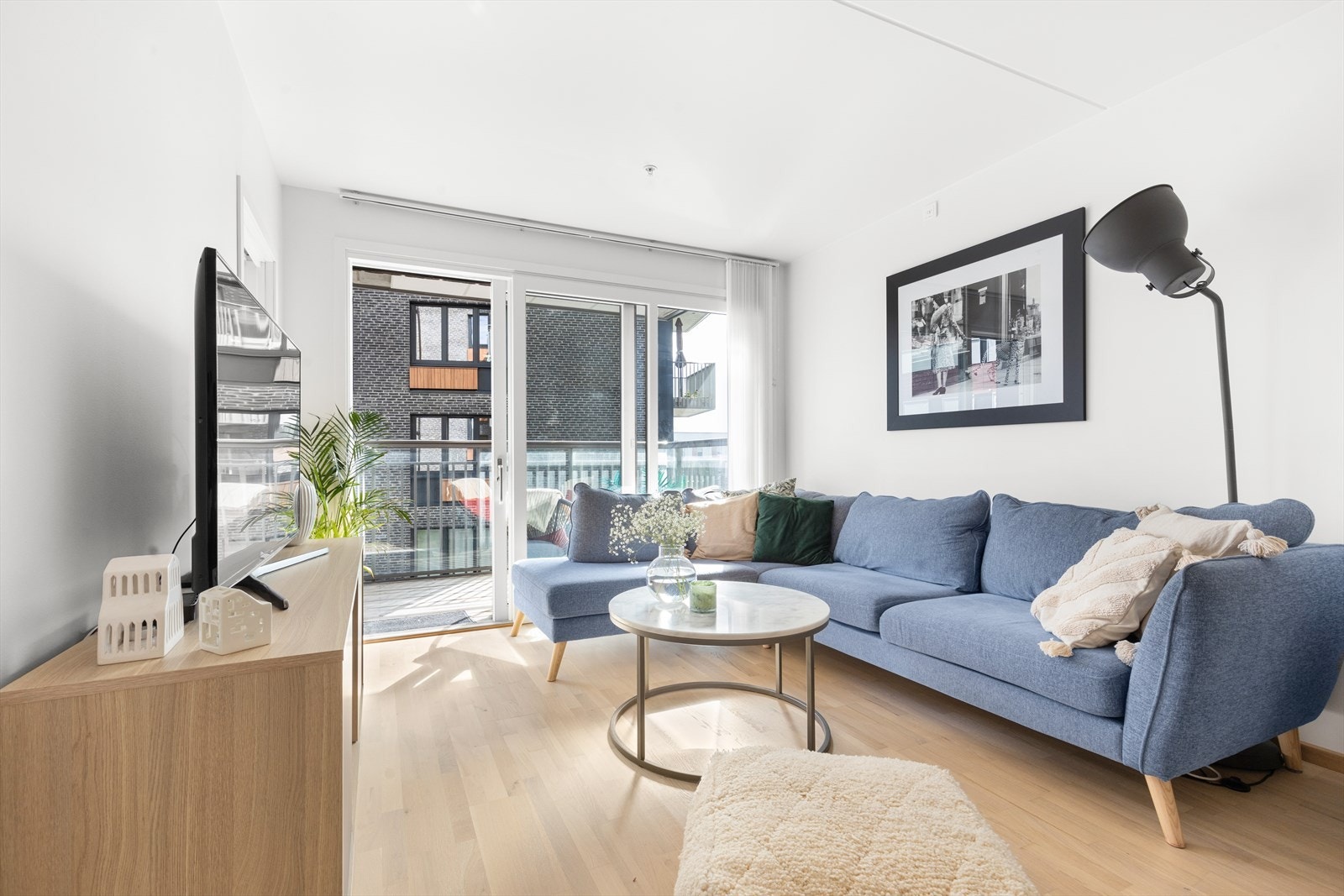 De store vinduene og den gode takhøyden gir en lys og luftig atmosfære og en god romfølelse. Galleribilde