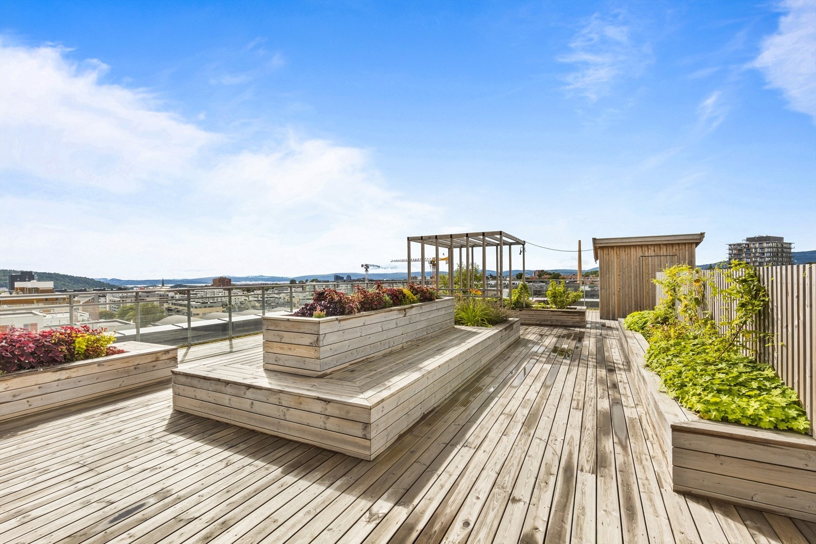 Fin takterrasse hvor man kan nyte utsikten og solen på en fin dag. Galleribilde