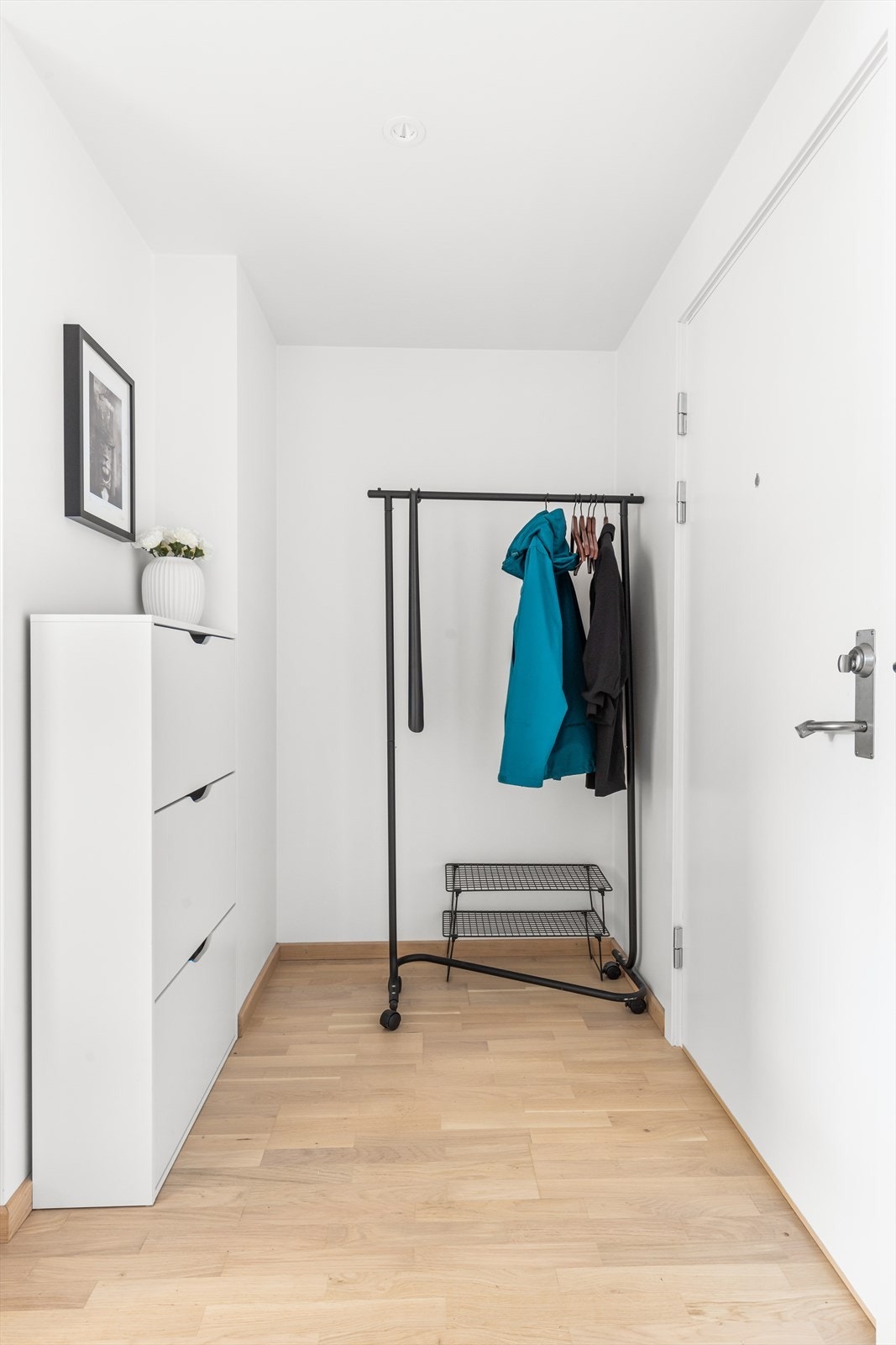 Velkommen inn! I leiligheten blir du møtt av innbydende entré med trestavs parkett og lyse malte flater. I entréen er det god plass til å sette fra seg sko og henge fra seg yttertøy. Galleribilde