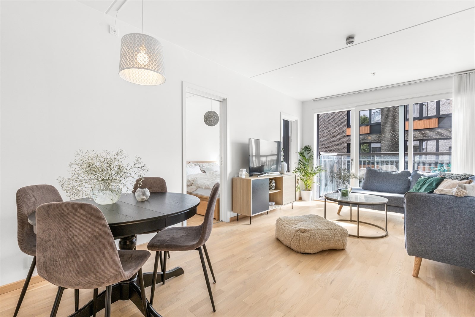 I stuen er det god plass til både sofa med tilhørende medie- og oppbevaringsmøblement samt et spisebord. Galleribilde