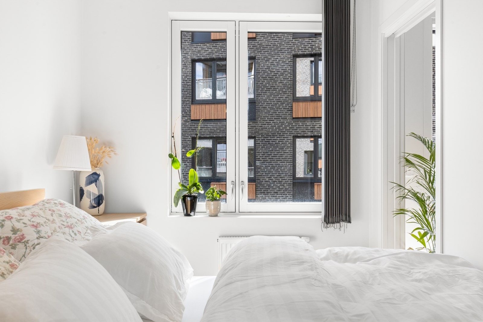 Stort vindu på soverommet som vender mot rolig område og slipper inn rikelig med lys. Galleribilde