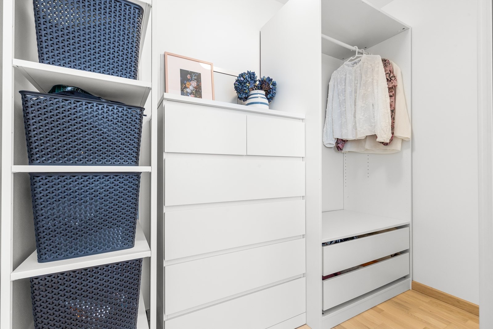 Bak skyvedørene finner du rikelig med skap og oppbevaringsplass. Galleribilde