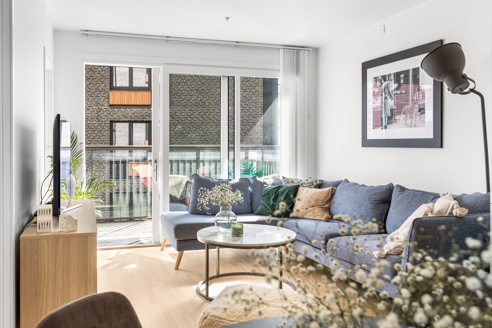 Romslig og luftig stue med store vindusflater og unik takhøyde oppmålt til 2,59 meter. Galleribilde