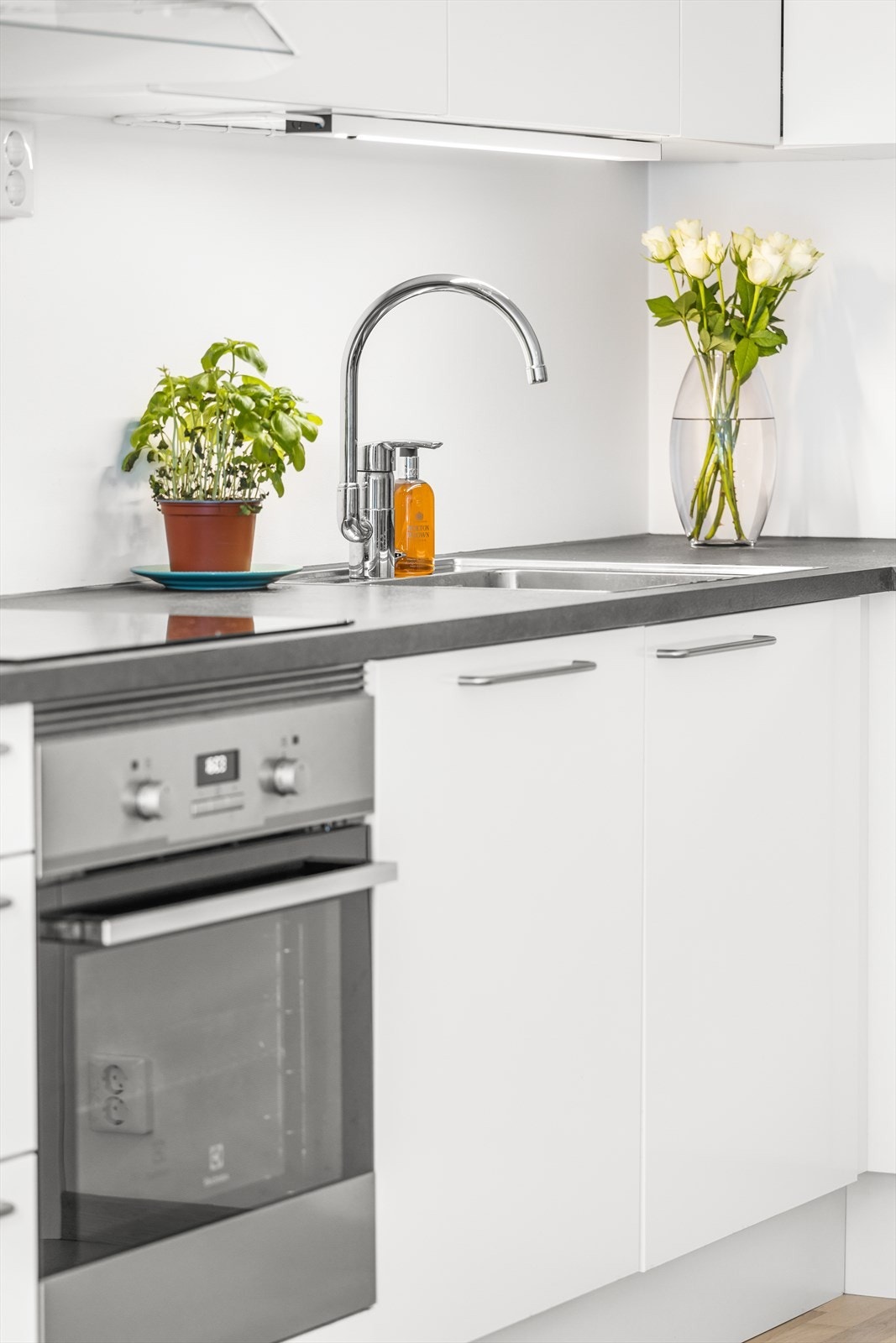 Kjøkkenet er utstyrt med integrerte hvitevarer som induksjon platetopp, komfyr, oppvaskmaskin og kjøl/frys. Galleribilde