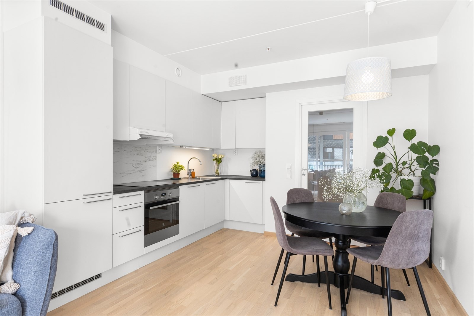 Leilighetens kjøkken ligger i praktisk åpen løsning. Galleribilde