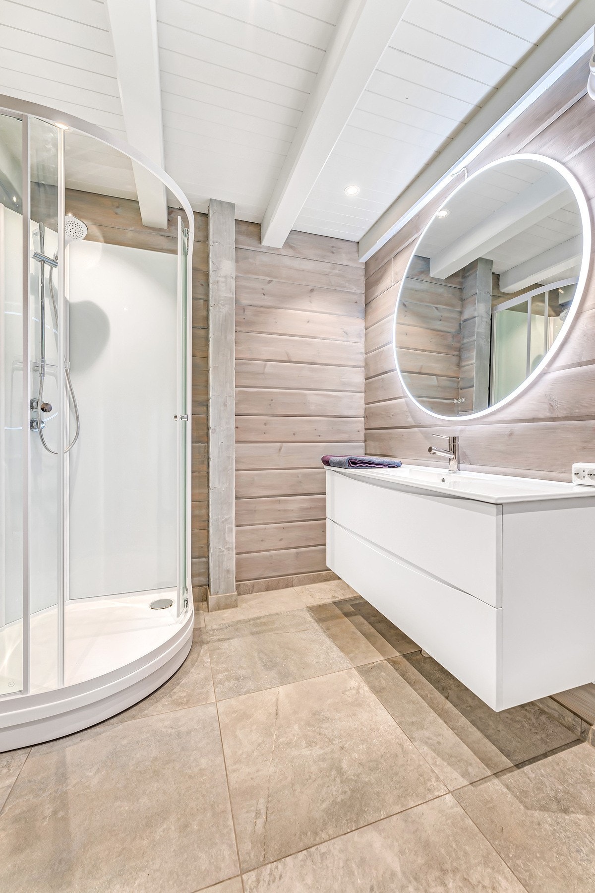 Flott og lyst baderom. Galleribilde