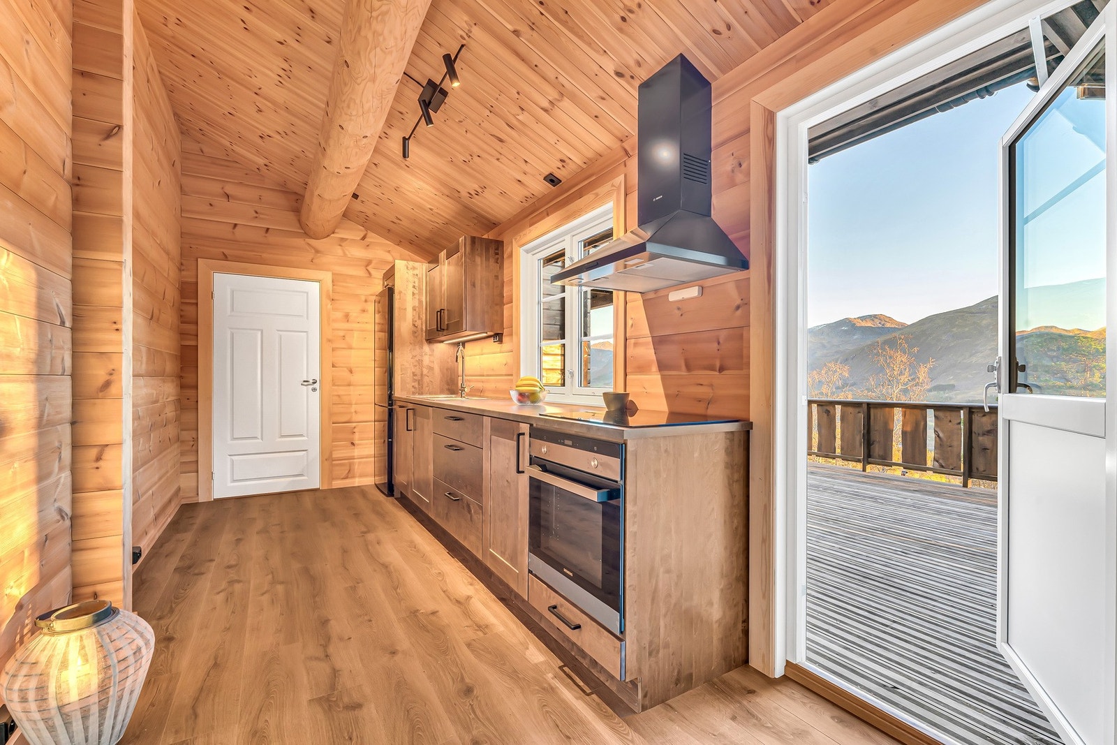 Fra kjøkkenet har du tilkomst til hoveddel og utgang til terrasse. Galleribilde