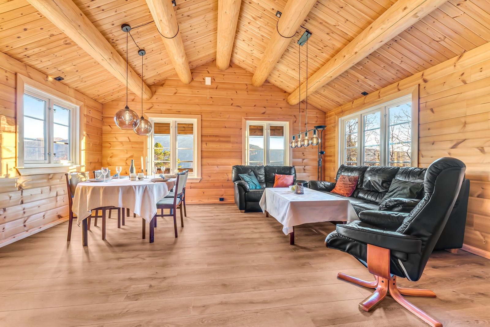 Store vinduer som gir deg godt med lysinnslipp. Galleribilde