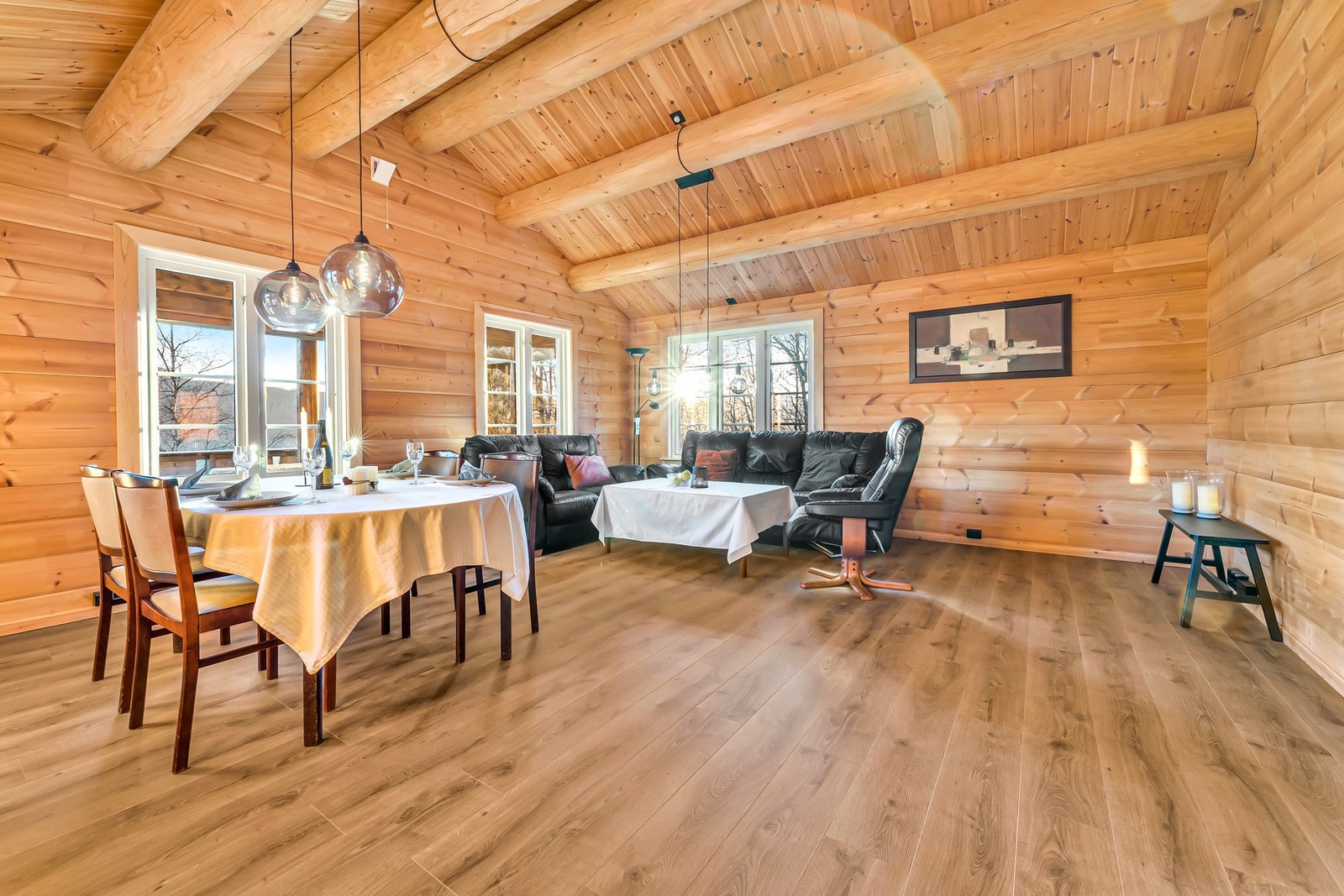 Fra entré har du inngang rett til stue med gode møbleringsmuligheter. Galleribilde