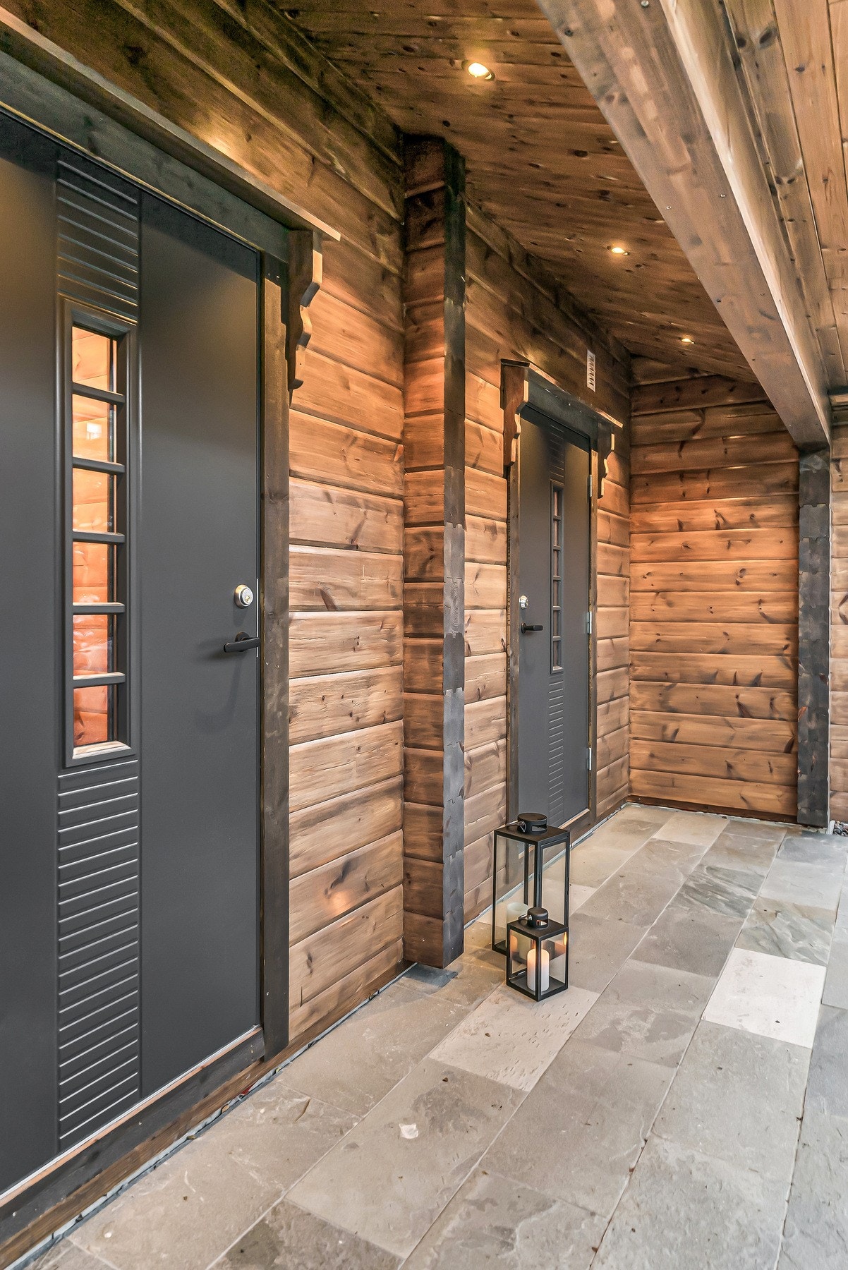 Nydelig entré med spotter i tak. Dør mot venstre leder til teknisk rom/bod og til dør til høyre leder deg inn i hytten. Galleribilde