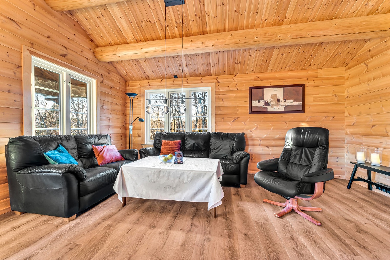 Det er varmekabler i alle rom i hovedetasjen og det kan fjernstyres. Galleribilde