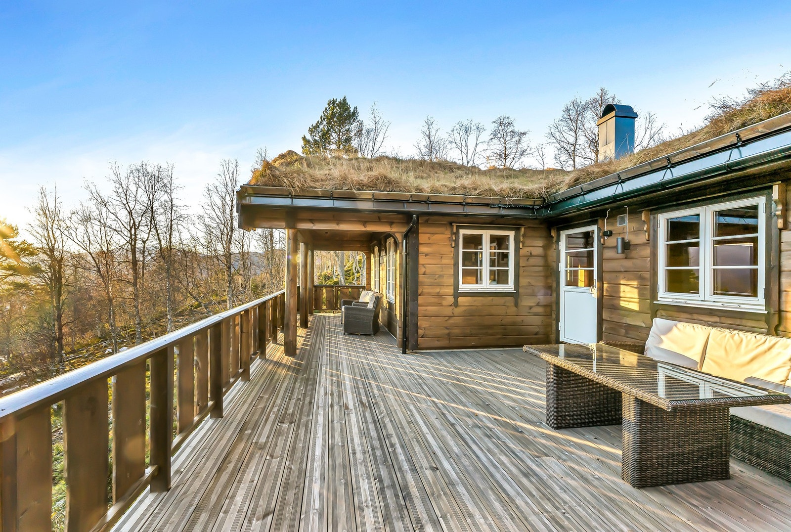 Stor og romslig terrasse, deler av terrassen er overbygd. Galleribilde