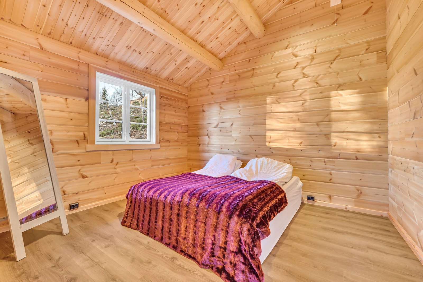 Soverom 1 har god størrelse. Fritidsboligen har til sammen 5 soverom. Galleribilde